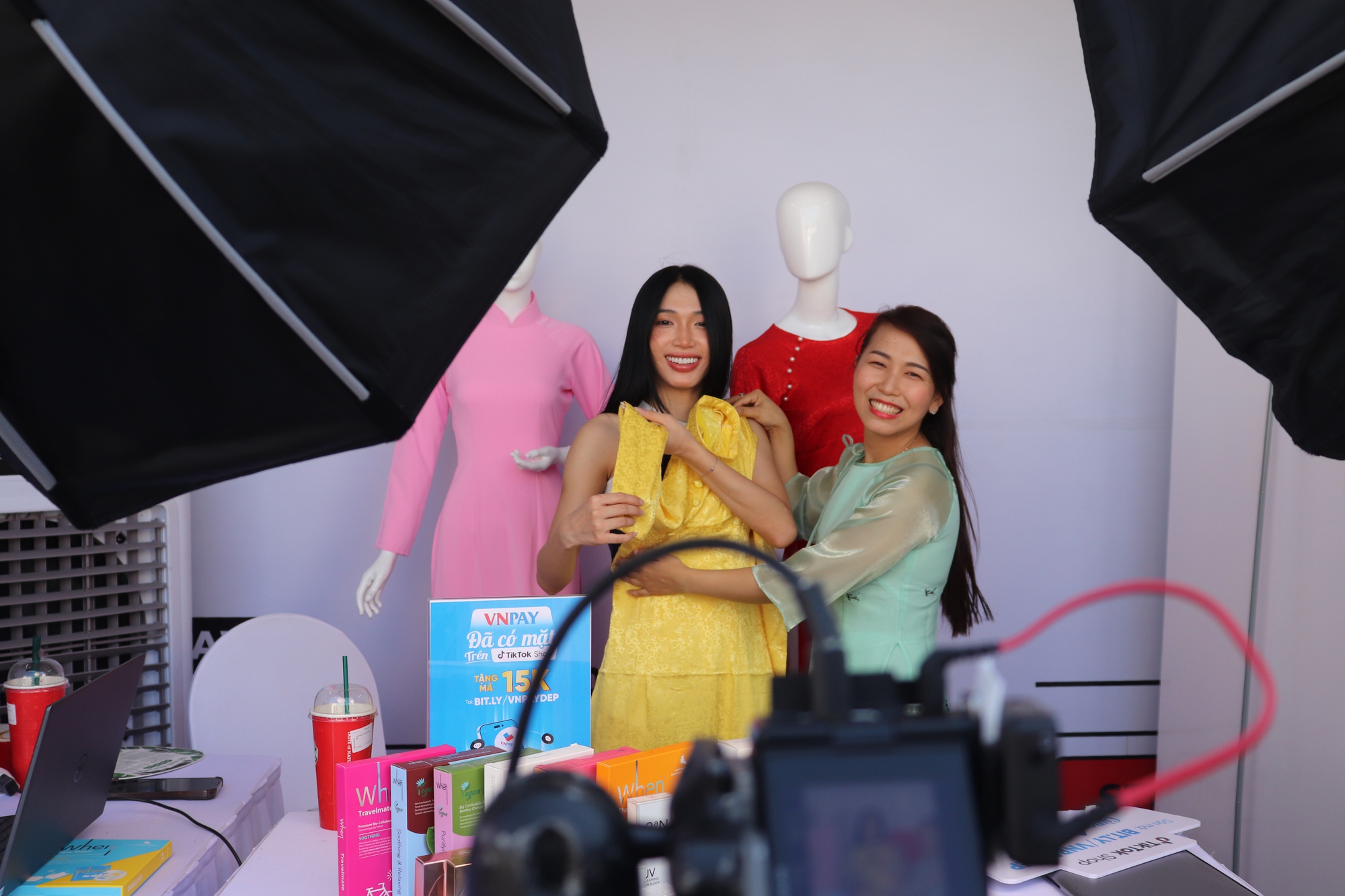 TikToker v&agrave; tiểu thương h&agrave;o hứng livestream b&aacute;n h&agrave;ng tại chợ Bến Th&agrave;nh- Ảnh 3.