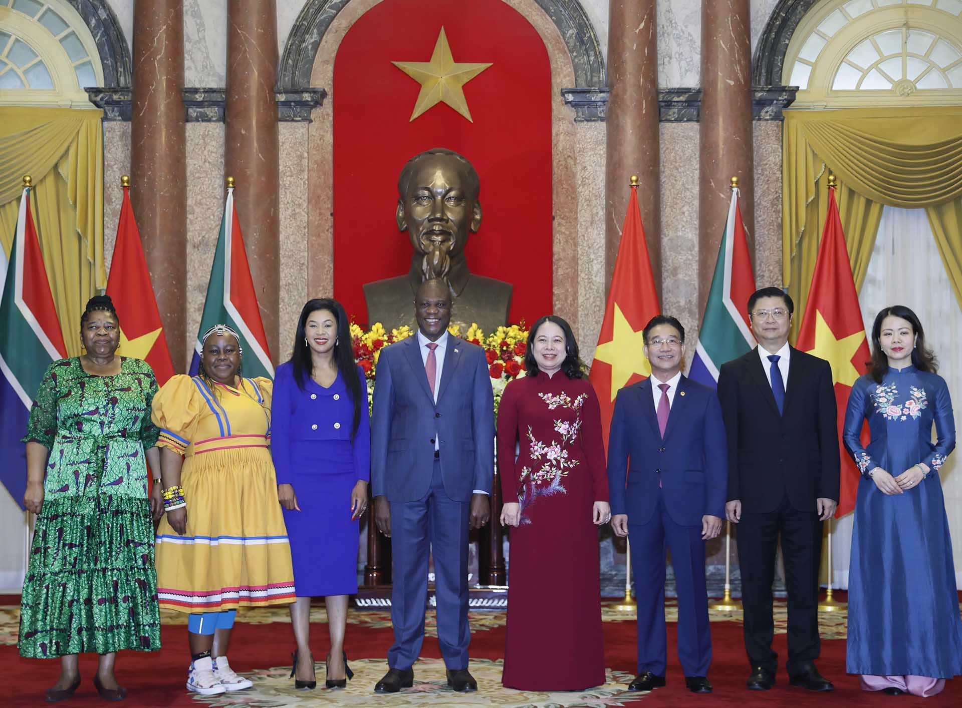 Ph&oacute; Tổng thống Paul Mashatile mong Việt Nam đầu tư sản xuất xe điện tại Nam Phi- Ảnh 4.