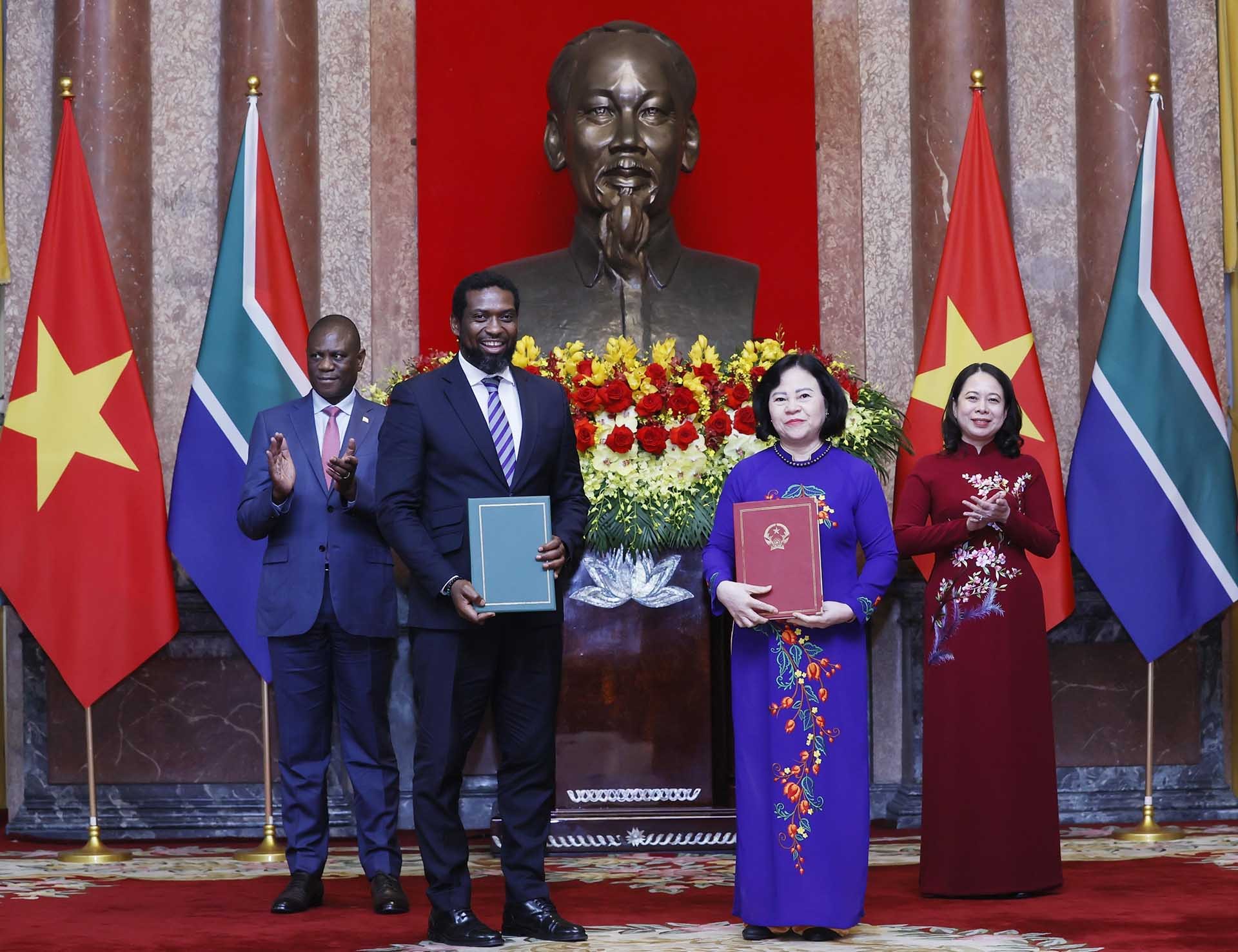 Ph&oacute; Tổng thống Paul Mashatile mong Việt Nam đầu tư sản xuất xe điện tại Nam Phi- Ảnh 5.