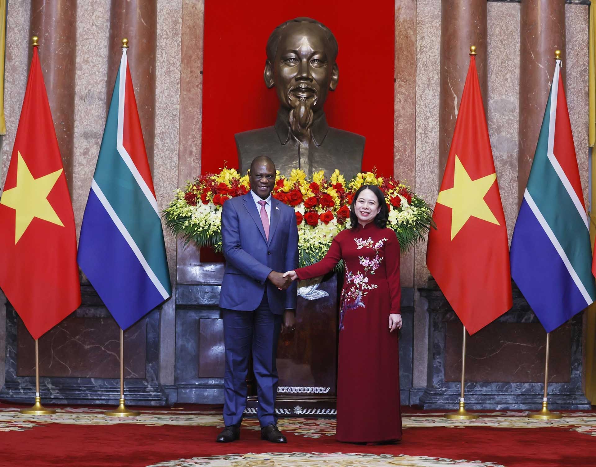 Ph&oacute; Tổng thống Paul Mashatile mong Việt Nam đầu tư sản xuất xe điện tại Nam Phi- Ảnh 1.