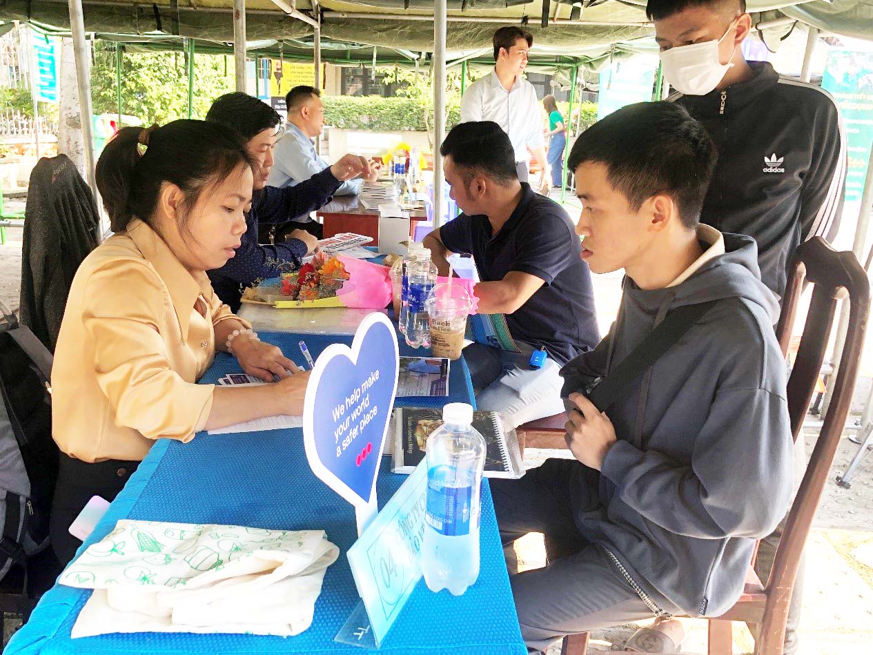 Người lao động tham gia s&agrave;n việc l&agrave;m do Trung t&acirc;m Dịch vụ việc l&agrave;m TP HCM tổ chức