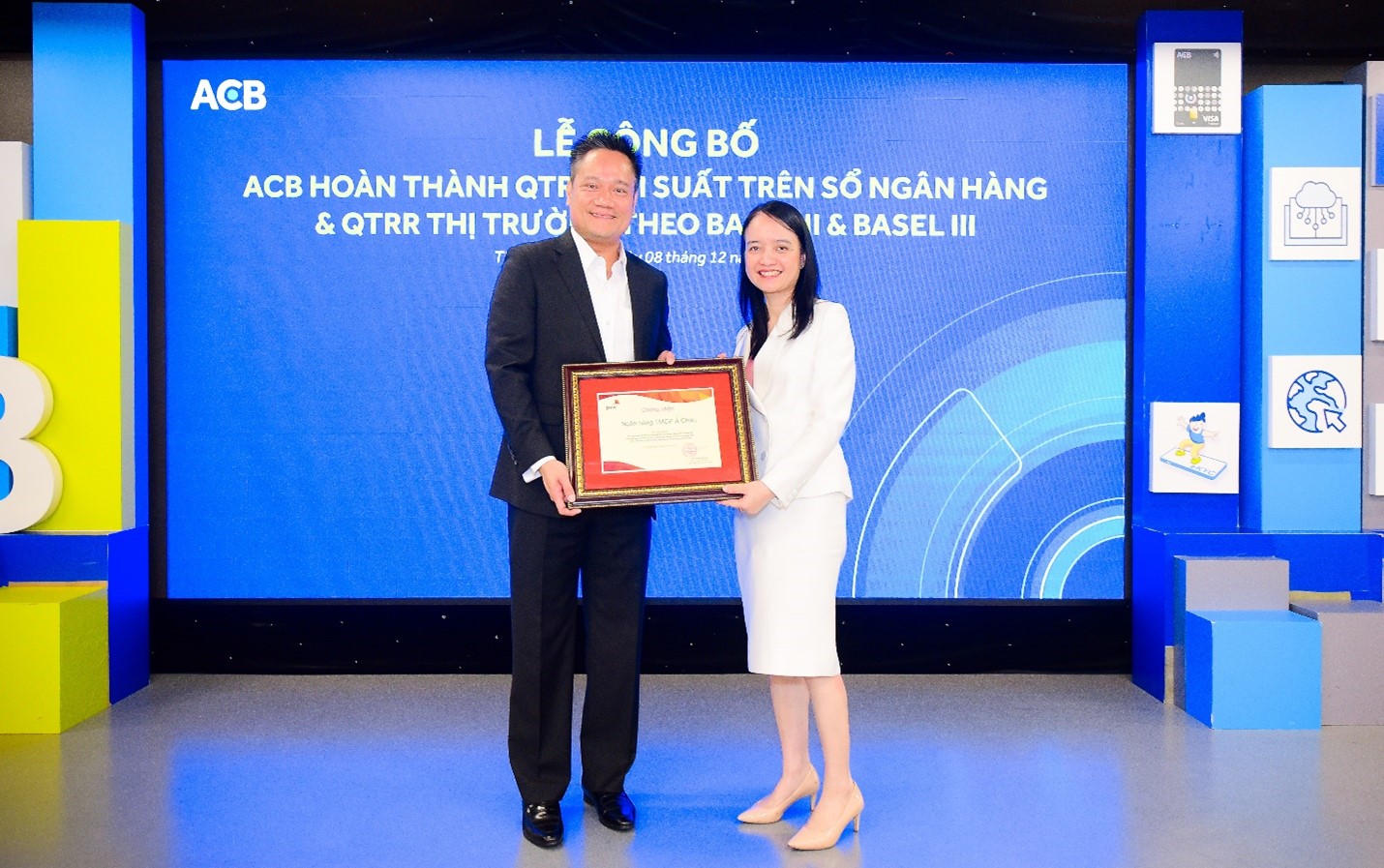 &Ocirc;ng V&otilde; Văn Ho&agrave;ng - Gi&aacute;m đốc Quản l&yacute; Rủi ro ACB  đ&oacute;n chứng nhận ho&agrave;n th&agrave;nh từ đại diện PwC