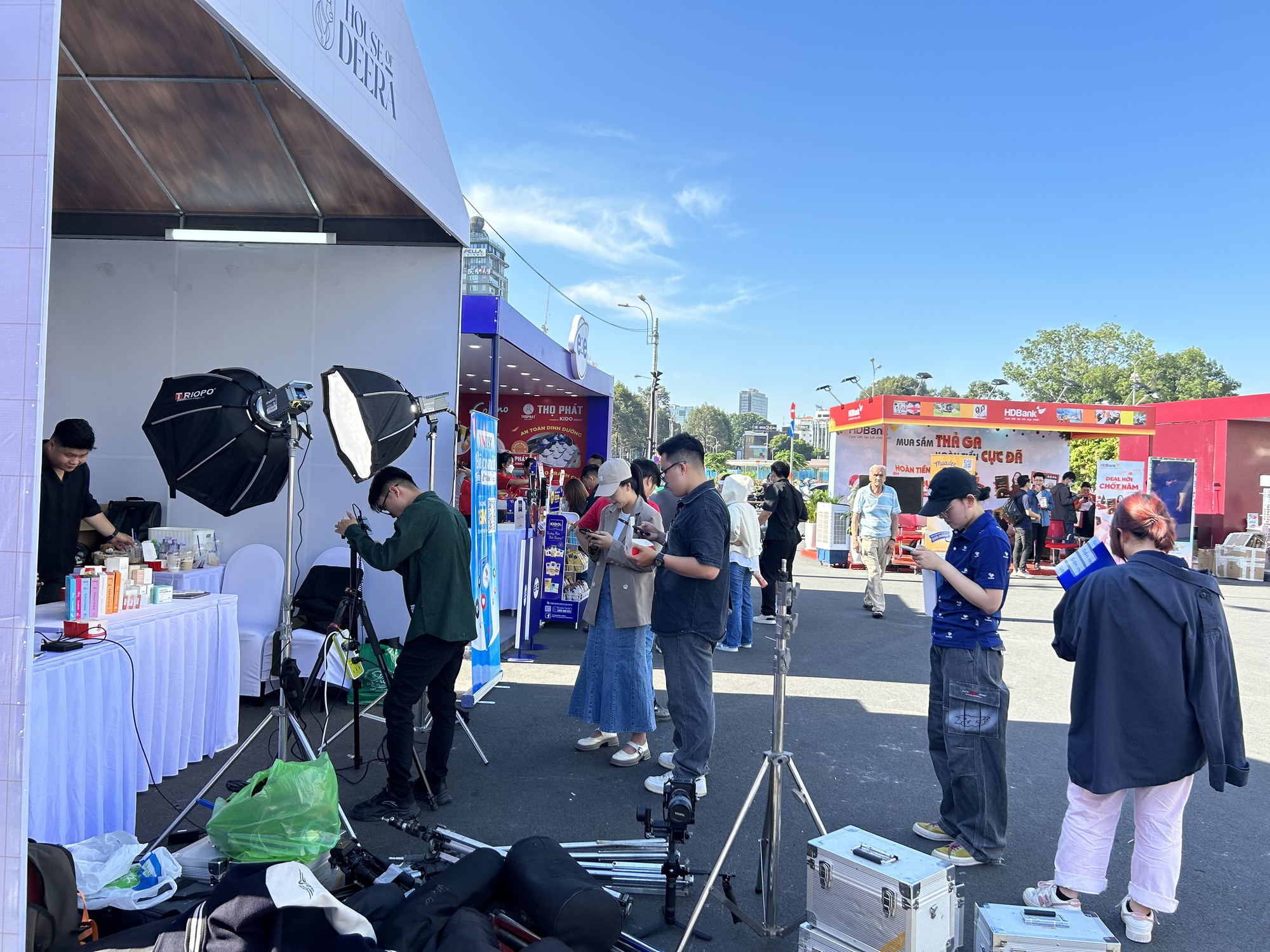 Tiểu thương chợ Bến Thành mất ngủ trước khi livestream bán hàng với TikToker- Ảnh 6.