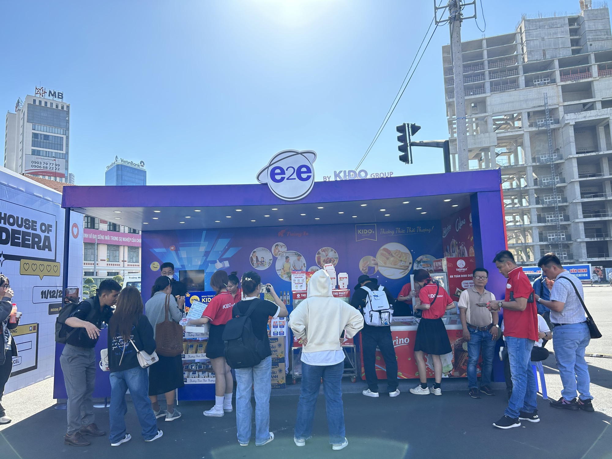 Tiểu thương chợ Bến Thành mất ngủ trước khi livestream bán hàng với TikToker- Ảnh 5.