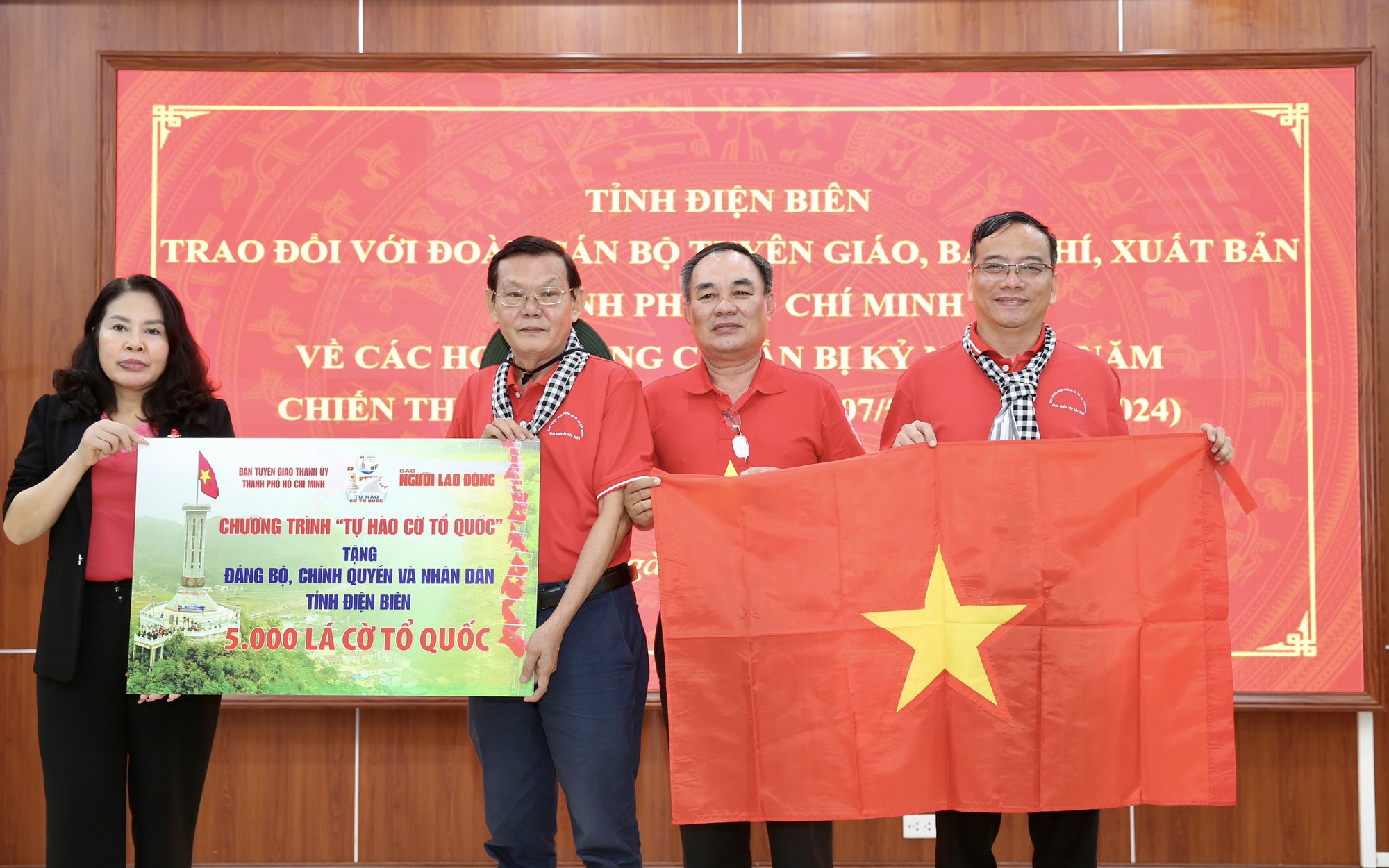 Báo Người Lao Động tặng 5.000 lá cờ Tổ quốc cho tỉnh Điện Biên