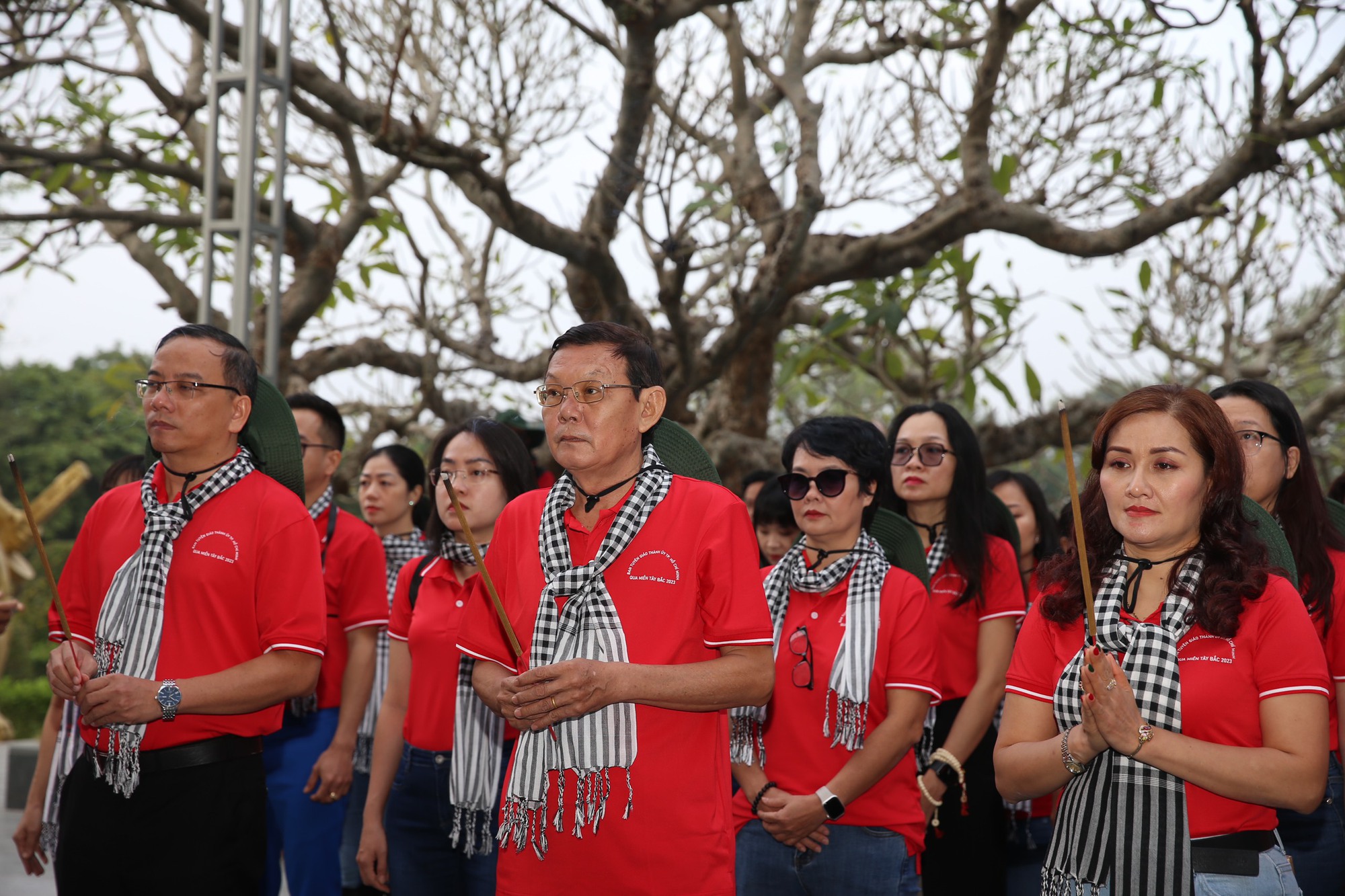 X&uacute;c động lễ d&acirc;ng hương c&aacute;c anh h&ugrave;ng tại Nghĩa trang liệt sĩ A1 ở Điện Bi&ecirc;n- Ảnh 2.