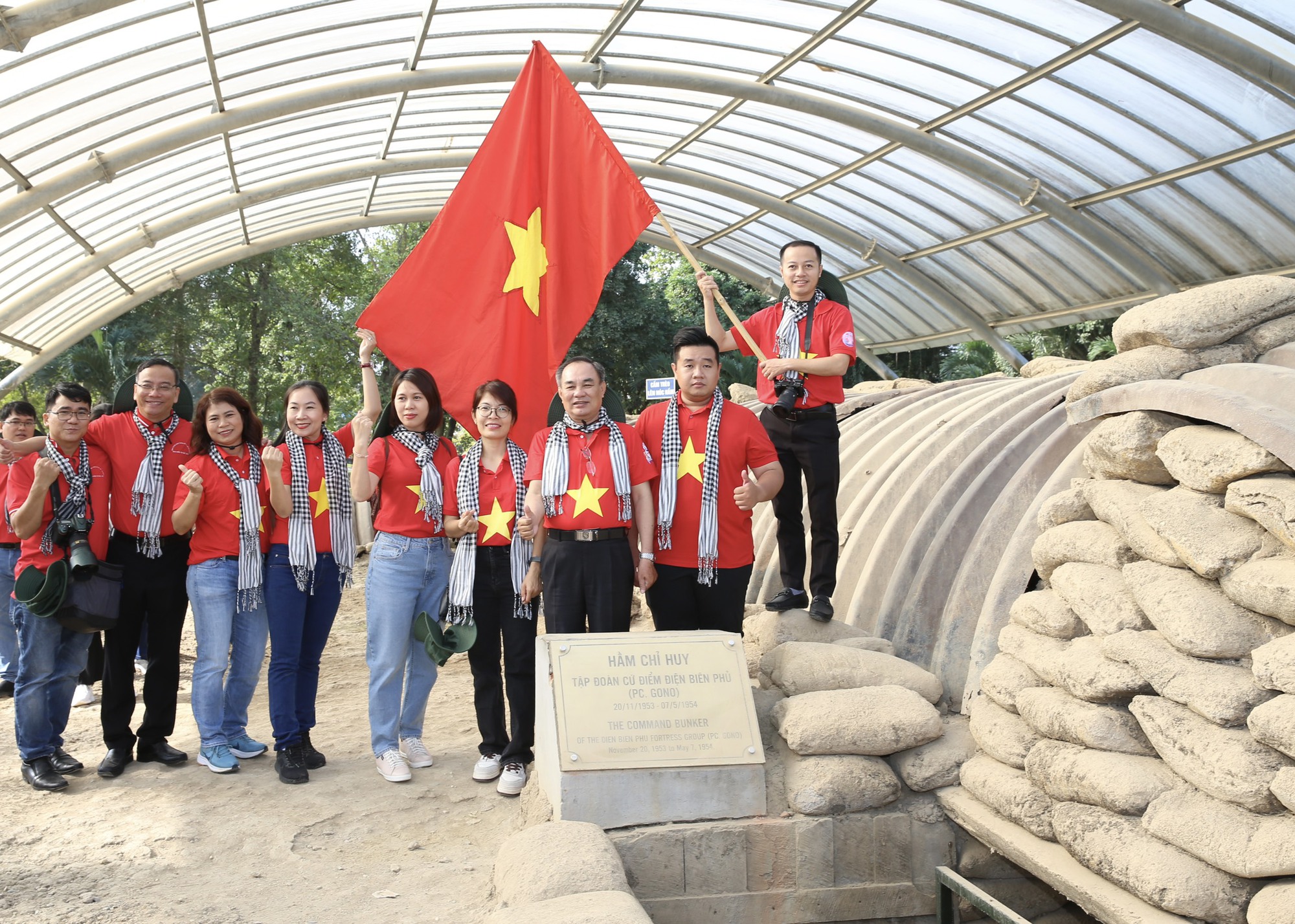 X&uacute;c động lễ d&acirc;ng hương c&aacute;c anh h&ugrave;ng tại Nghĩa trang liệt sĩ A1 ở Điện Bi&ecirc;n- Ảnh 6.