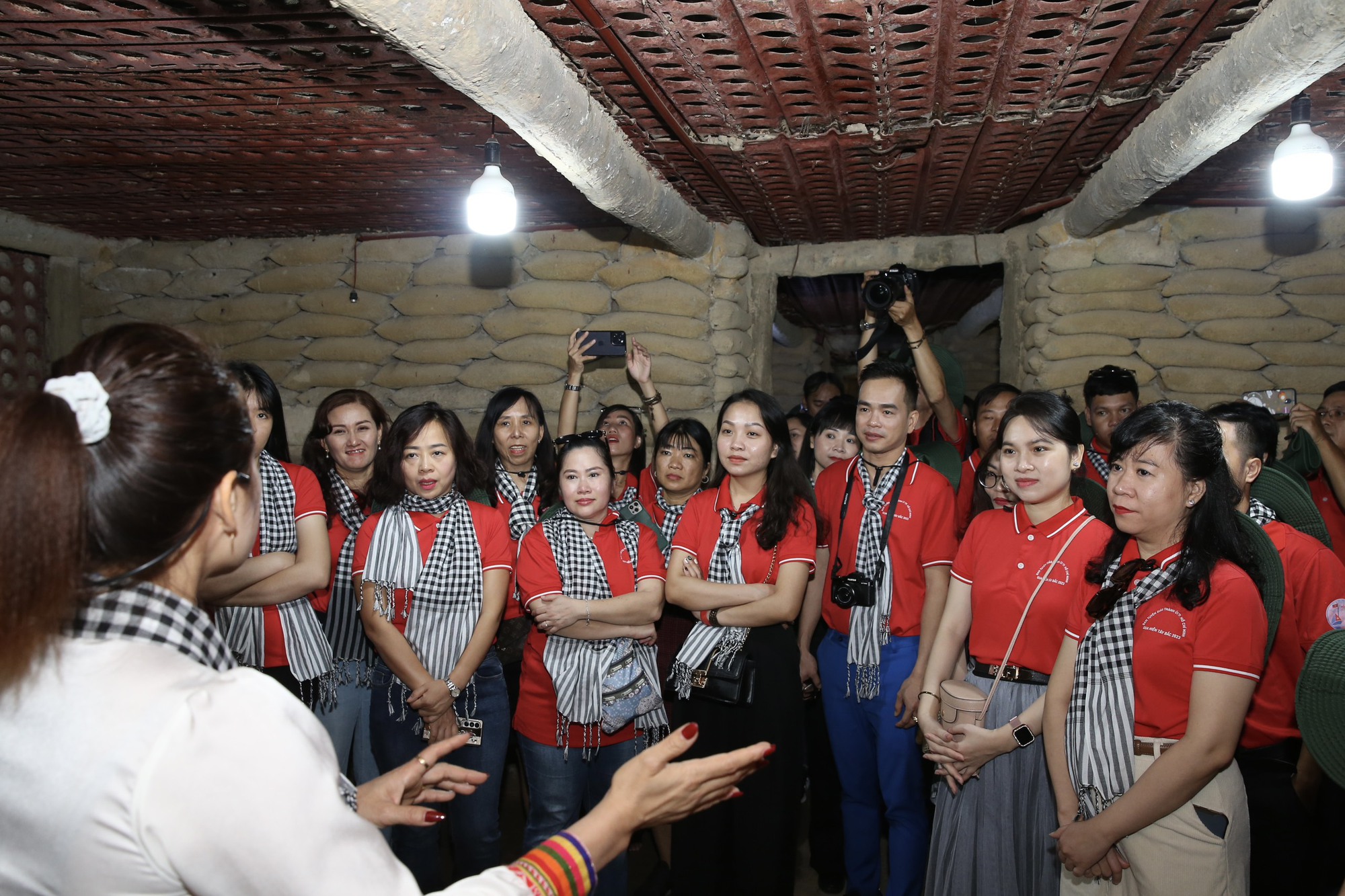 X&uacute;c động lễ d&acirc;ng hương c&aacute;c anh h&ugrave;ng tại Nghĩa trang liệt sĩ A1 ở Điện Bi&ecirc;n- Ảnh 10.