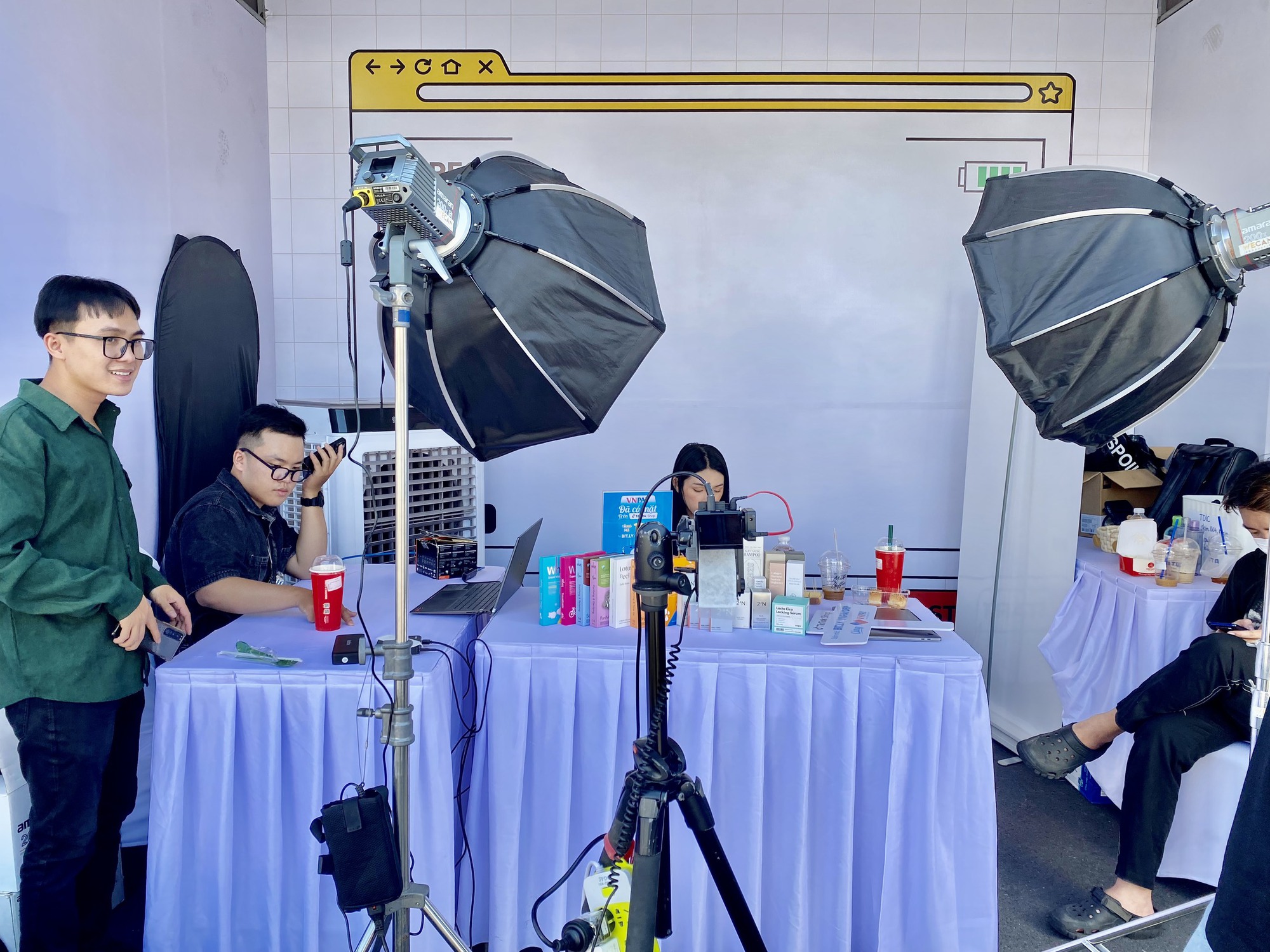 Tiểu thương chợ Bến Thành mất ngủ trước khi livestream bán hàng với TikToker- Ảnh 2.