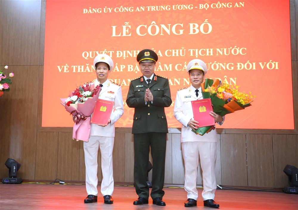 Hai thứ trưởng Bộ C&ocirc;ng an được phong qu&acirc;n h&agrave;m trung tướng- Ảnh 1.