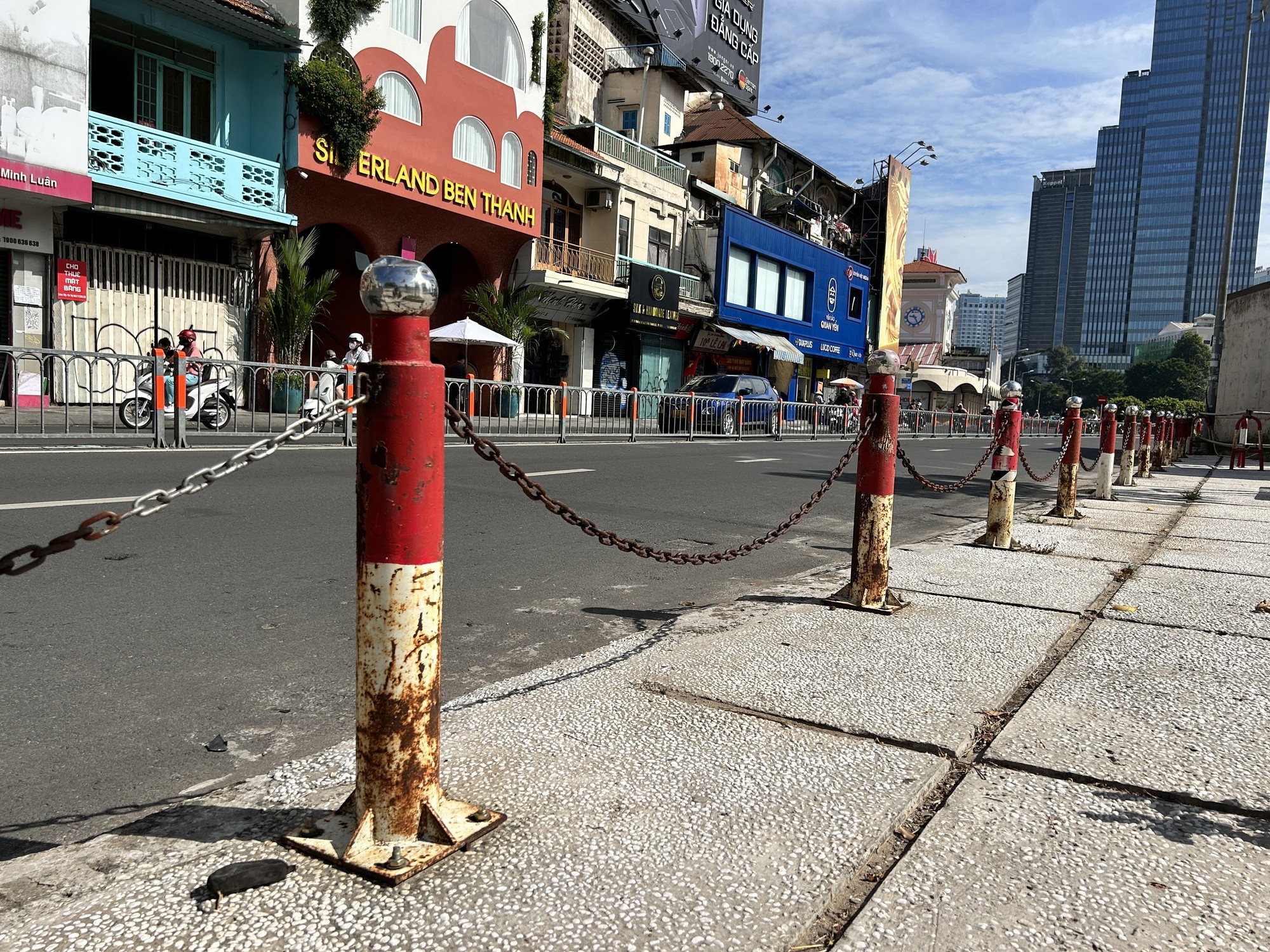 Tiếc chi cái hàng rào!- Ảnh 1.