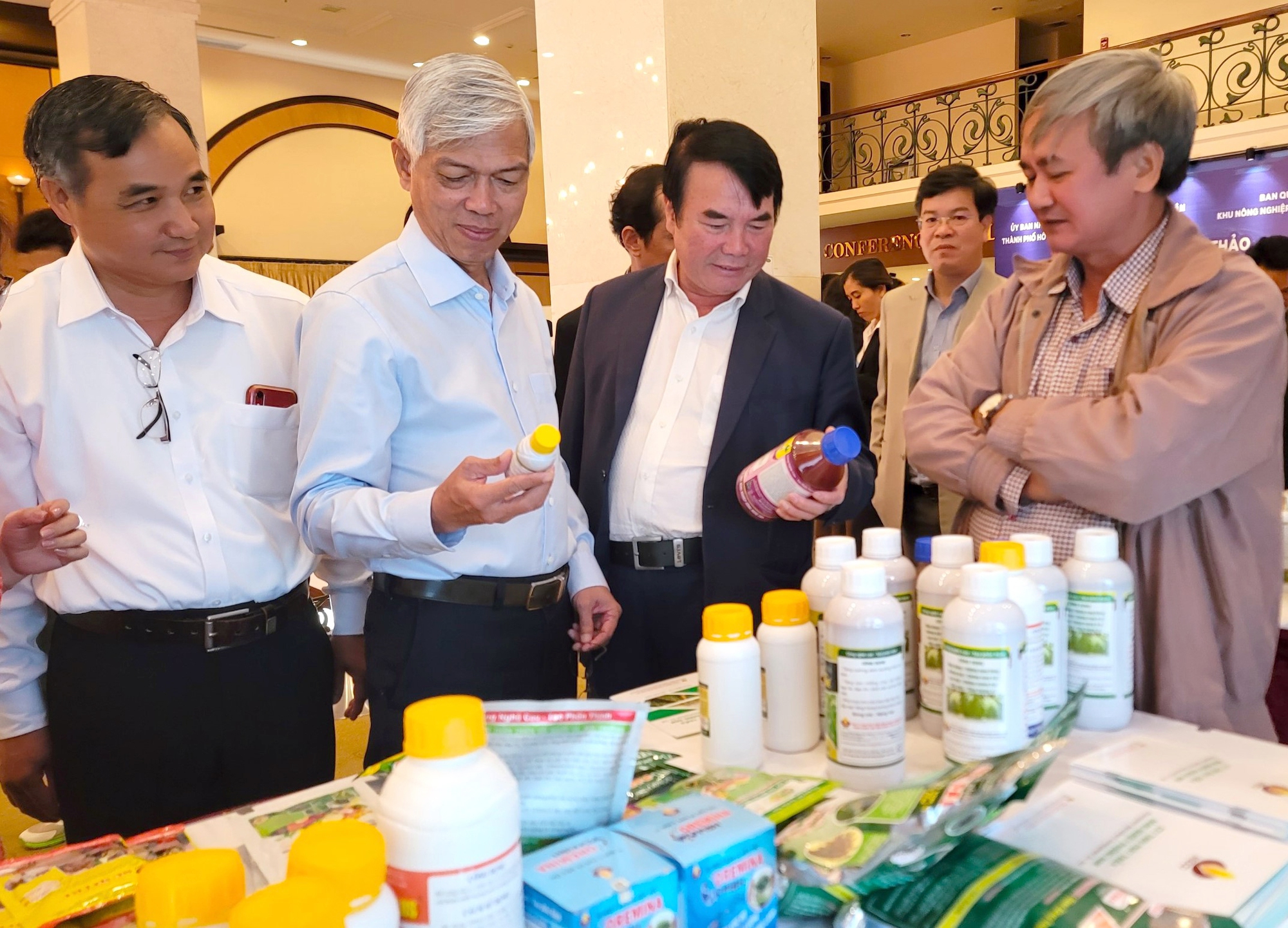 Ph&oacute; Chủ tịch UBND TP HCM V&otilde; Văn Hoan tham quan c&aacute;c sản phẩm trưng b&agrave;y tại hội thảo