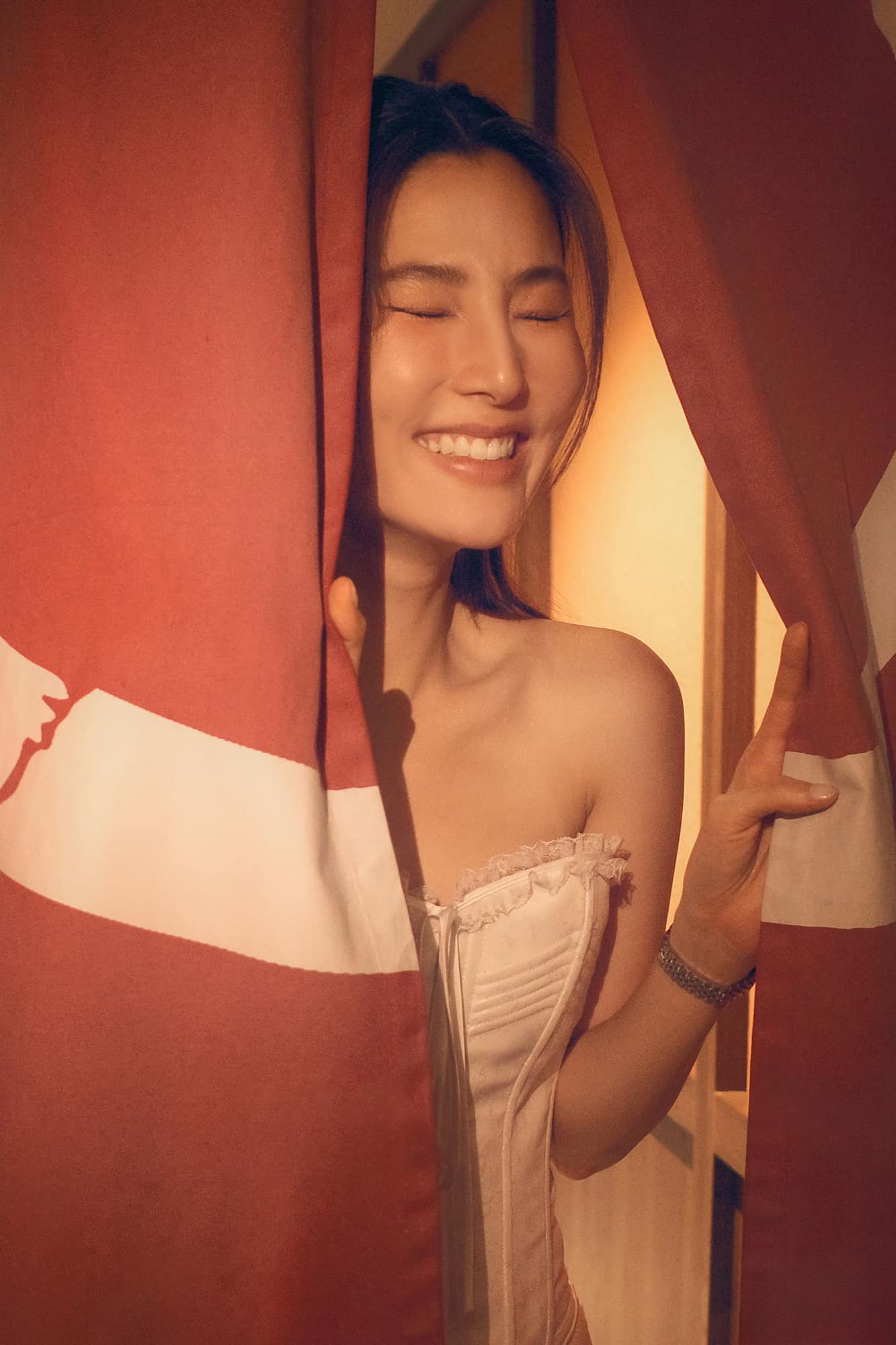 Diễm My 9X đẹp cuốn hút trong tiệc độc thân- Ảnh 1.