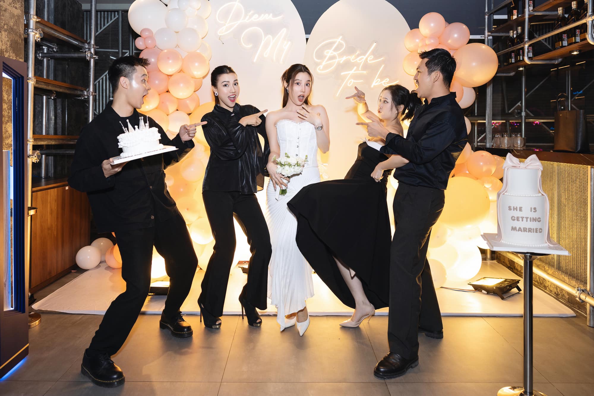 Diễm My 9X đẹp cuốn hút trong tiệc độc thân- Ảnh 11.
