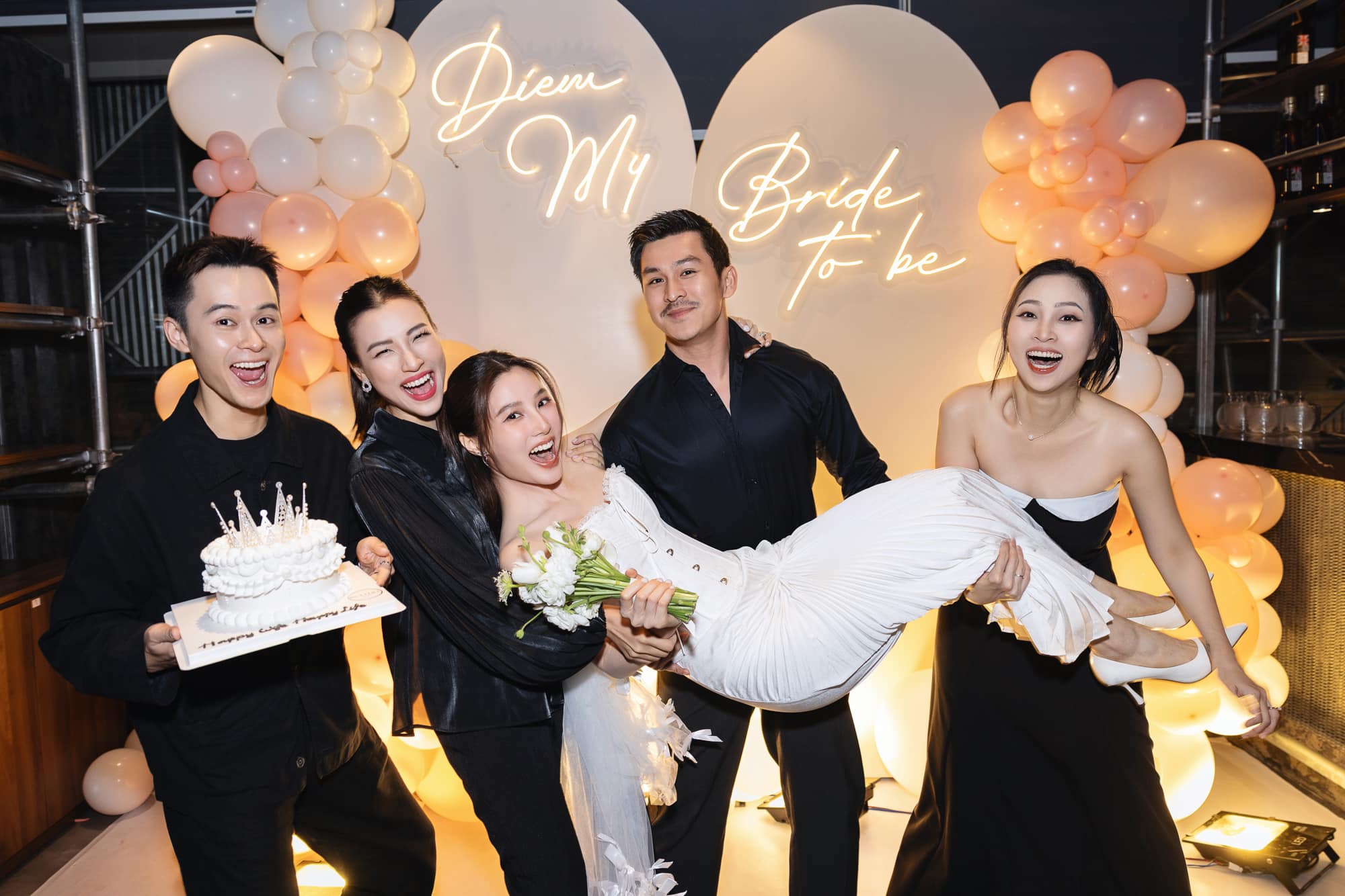 Diễm My 9X đẹp cuốn hút trong tiệc độc thân- Ảnh 15.