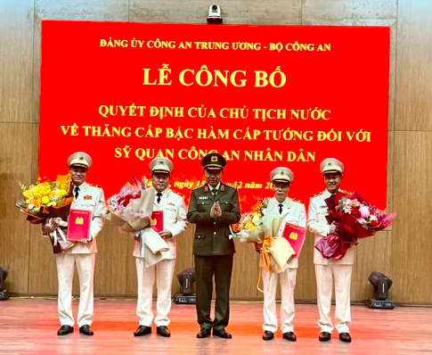 Ph&oacute; Gi&aacute;m đốc C&ocirc;ng an TP HCM Mai Ho&agrave;ng được thăng qu&acirc;n h&agrave;m thiếu tướng- Ảnh 1.