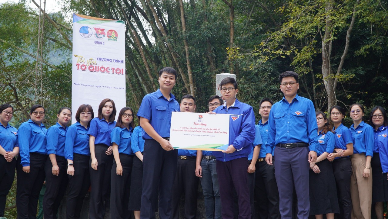 Xúc động lễ chào cờ tại Cột mốc biên giới 836- Ảnh 3.