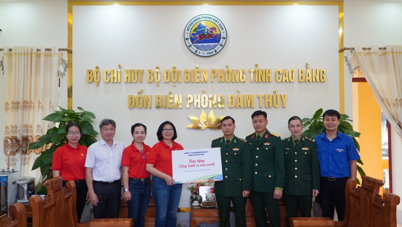 Xúc động lễ chào cờ tại Cột mốc biên giới 836- Ảnh 5.