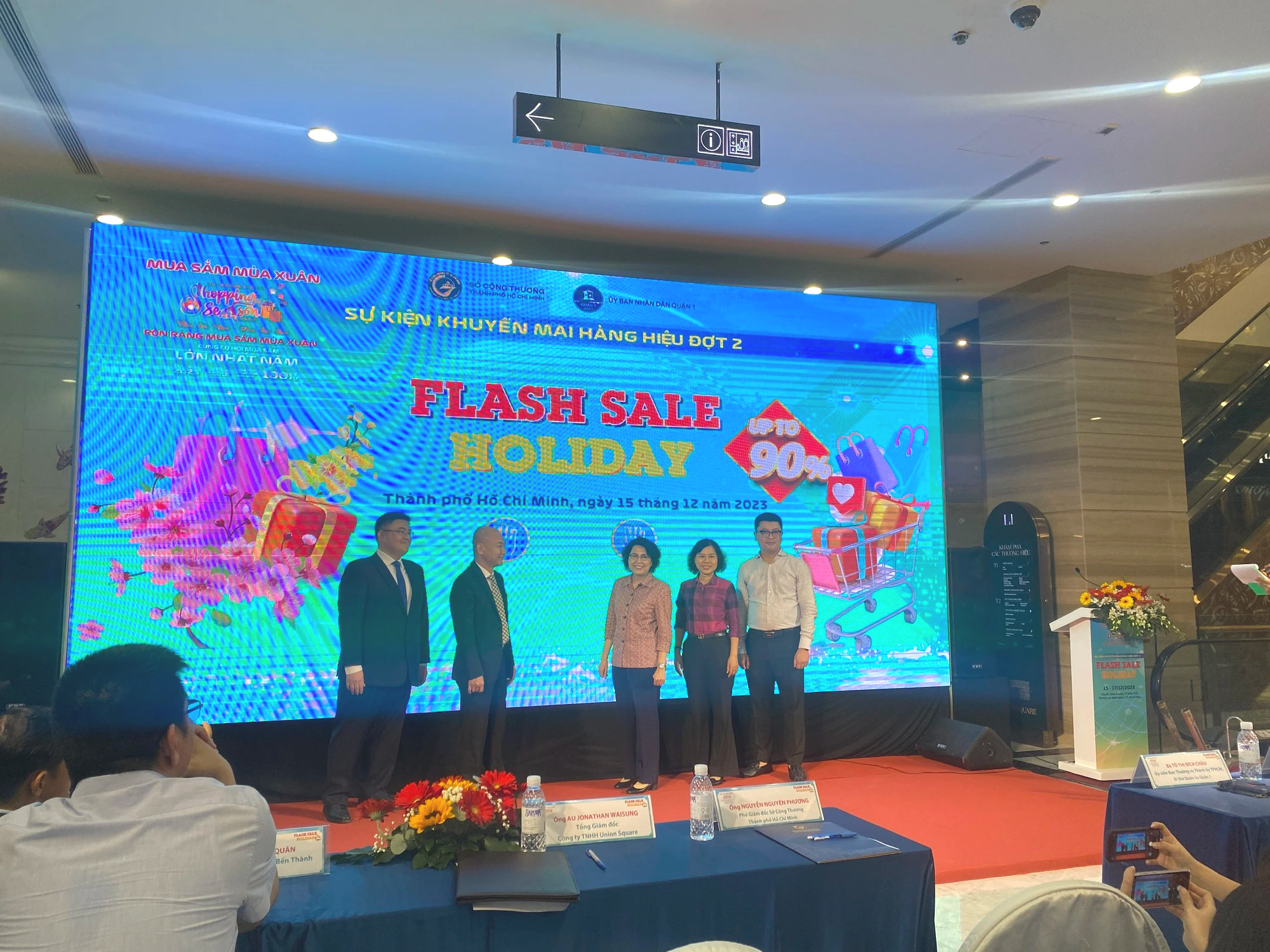 Chen ch&acirc;n mua h&agrave;ng hiệu giảm gi&aacute; đến 90% ở trung t&acirc;m TP HCM- Ảnh 1.