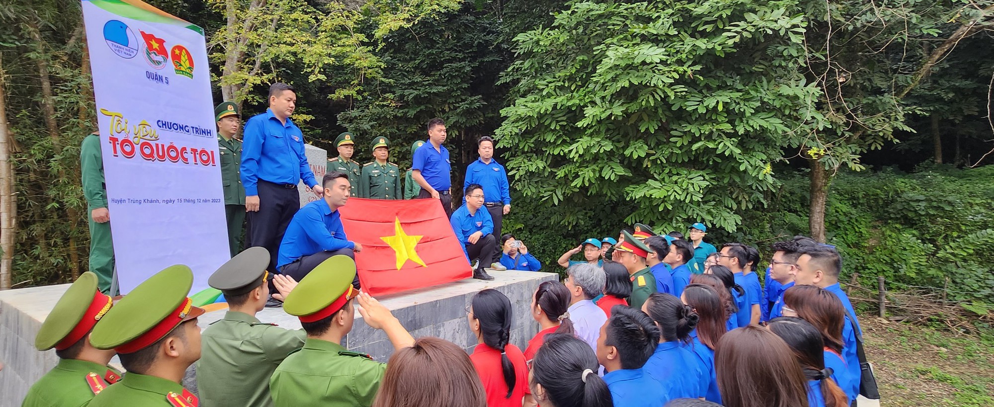 Xúc động lễ chào cờ tại Cột mốc biên giới 836- Ảnh 1.