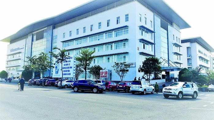 B&eacute; trai 12 tuổi dập n&aacute;t 2 b&agrave;n tay, mờ mắt do ph&aacute;o nổ- Ảnh 1.