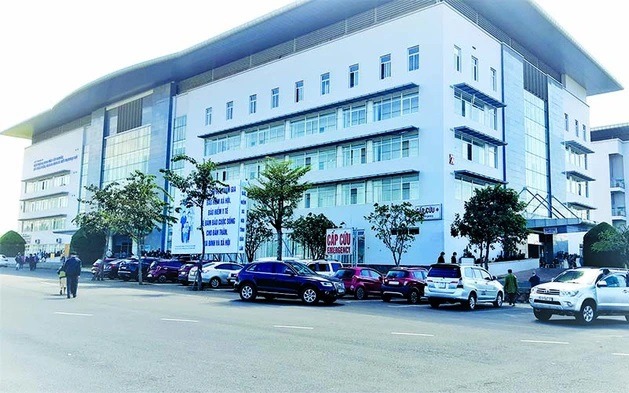 Bé trai 12 tuổi dập nát 2 bàn tay, mờ mắt do pháo nổ