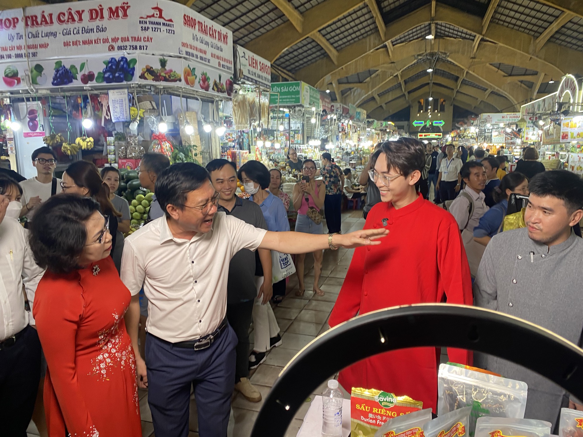 Tiểu thương chợ Bến Thành livestream: Trên 100 đơn đặt hàng- Ảnh 1.