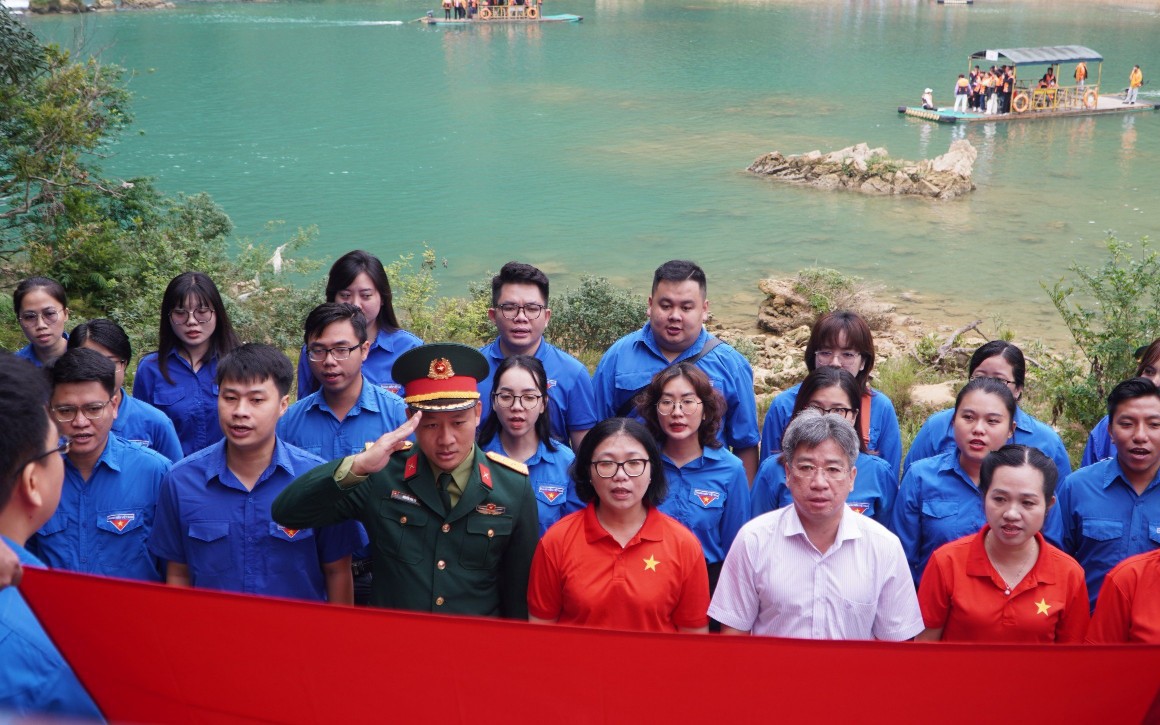Xúc động lễ chào cờ tại Cột mốc biên giới 836