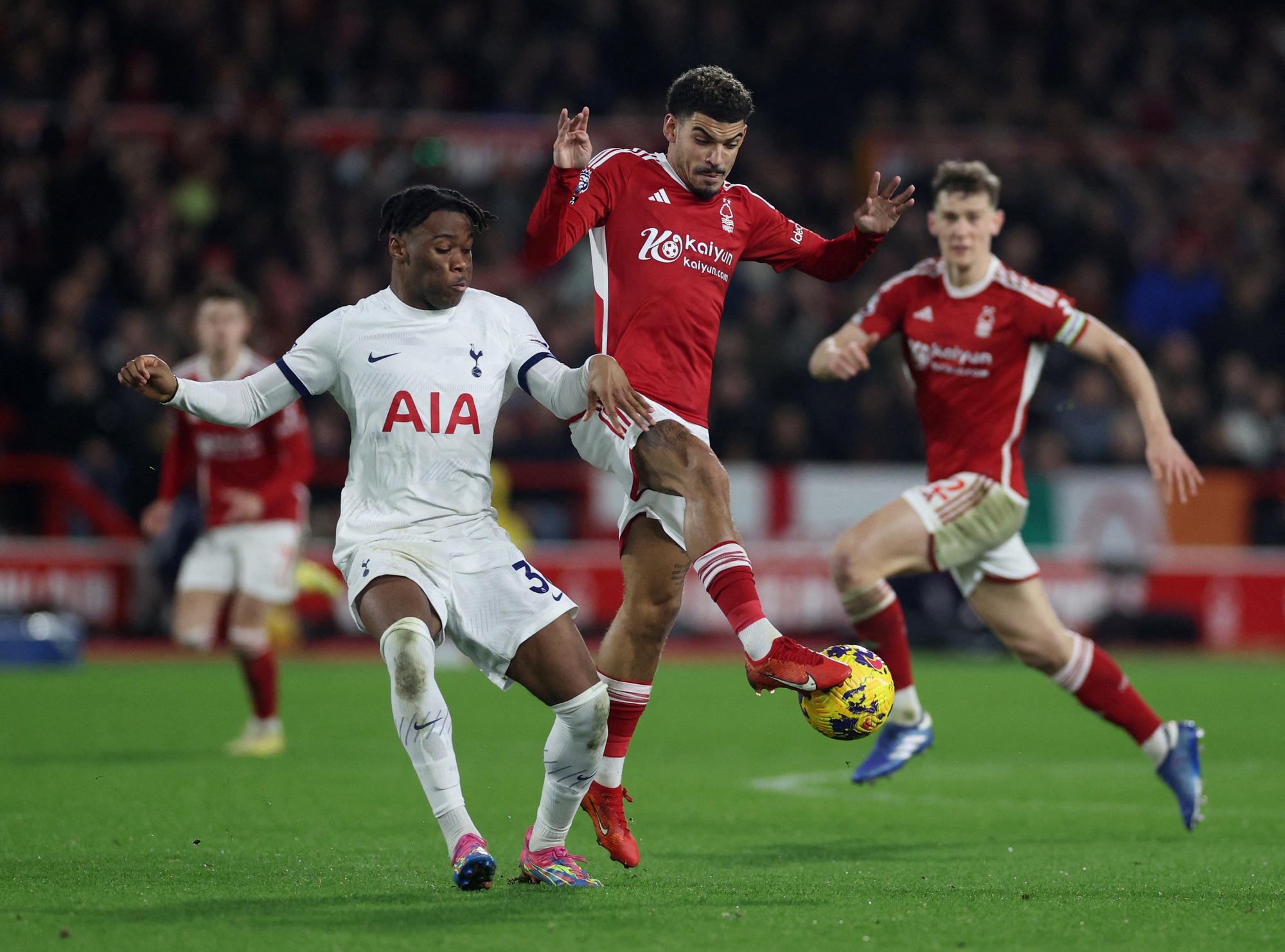 Thắng chủ nh&agrave; Nottingham Forest, Tottenham &aacute;p s&aacute;t Top 4 Ngoại hạng- Ảnh 1.