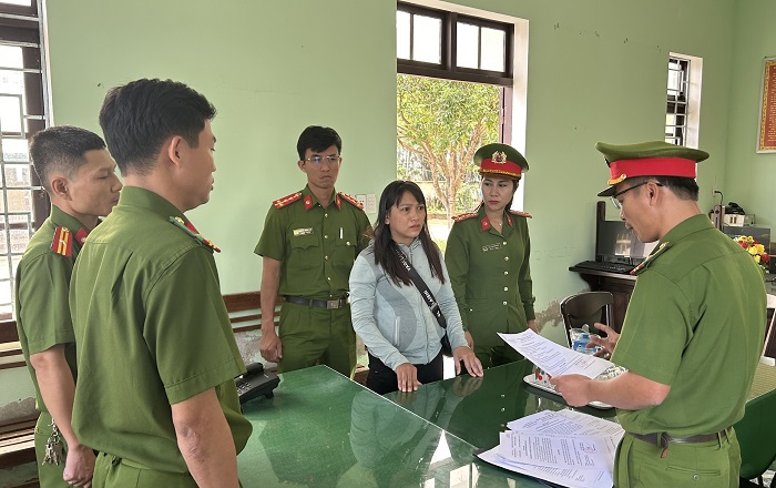 Chiếm đoạt hơn 1 tỉ đồng, c&ocirc; g&aacute;i ở Quảng Nam bị bắt- Ảnh 1.