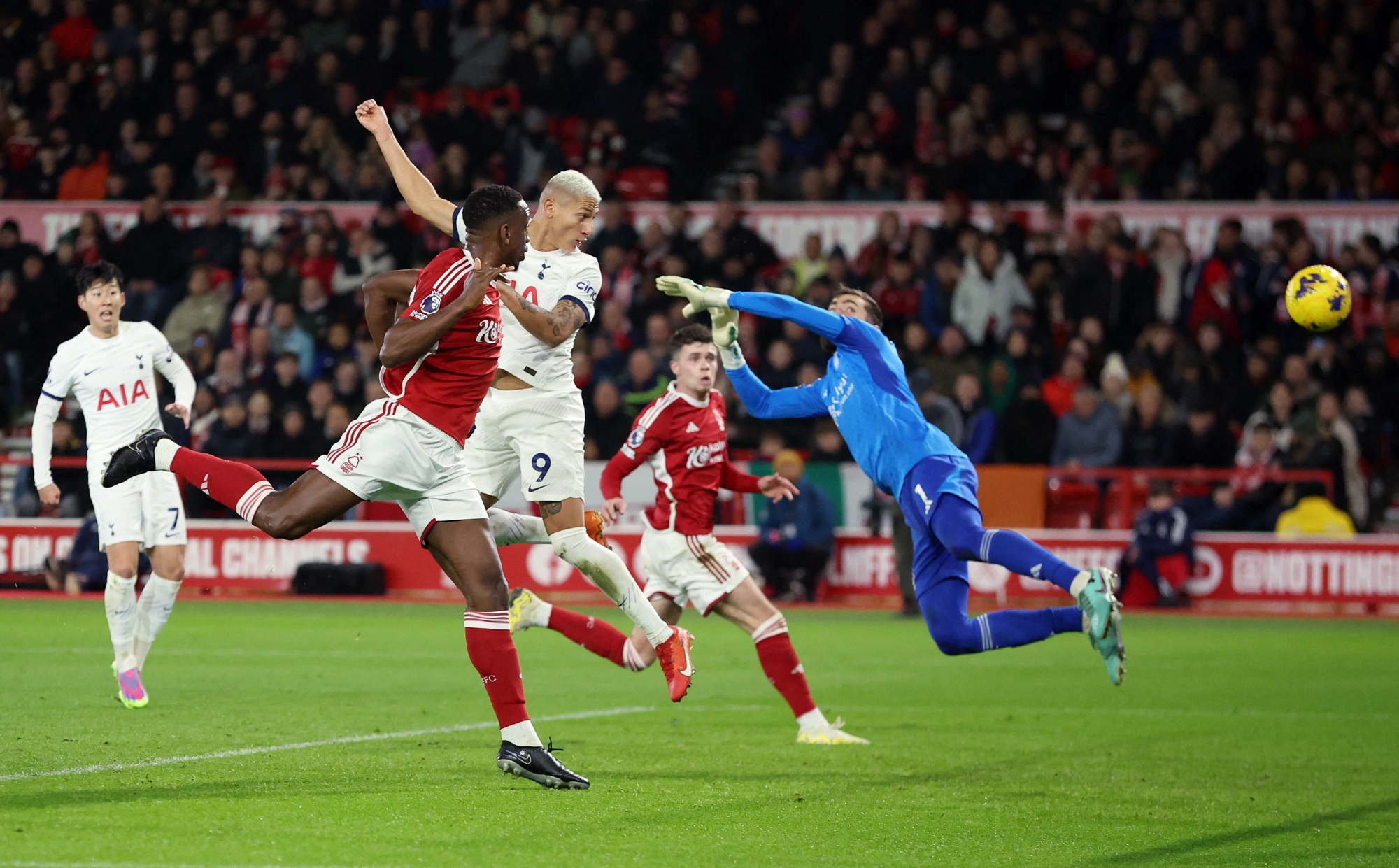 Thắng chủ nh&agrave; Nottingham Forest, Tottenham &aacute;p s&aacute;t Top 4 Ngoại hạng- Ảnh 3.