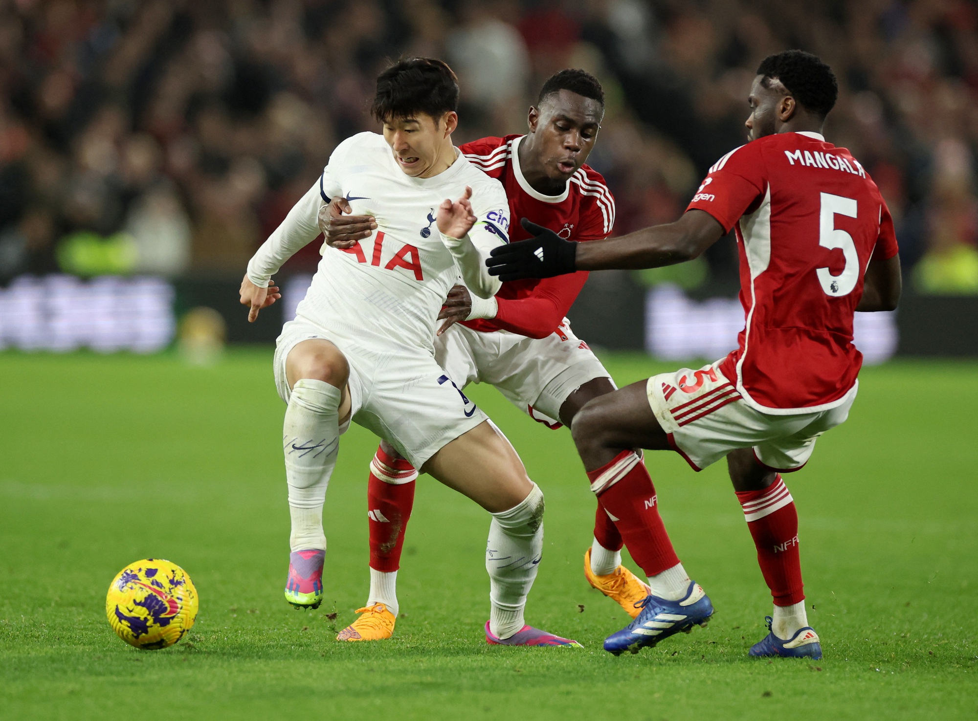 Thắng chủ nh&agrave; Nottingham Forest, Tottenham &aacute;p s&aacute;t Top 4 Ngoại hạng- Ảnh 2.
