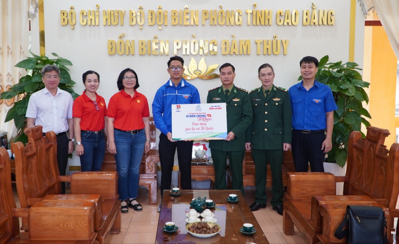 Xúc động lễ chào cờ tại Cột mốc biên giới 836- Ảnh 4.