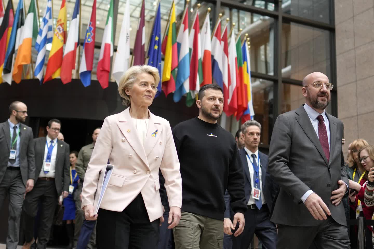 Nhận tin EU, Ukraine vừa vui đã buồn - Ảnh 1.
