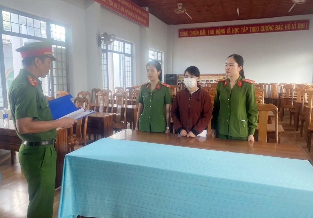 Người phụ nữ giật x&eacute; bi&ecirc;n bản, đạp người CSGT l&atilde;nh 9 th&aacute;ng t&ugrave;- Ảnh 1.