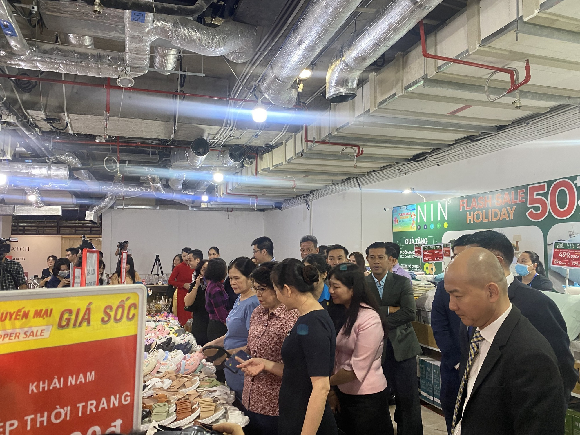 Chen ch&acirc;n mua h&agrave;ng hiệu giảm gi&aacute; đến 90% ở trung t&acirc;m TP HCM- Ảnh 2.