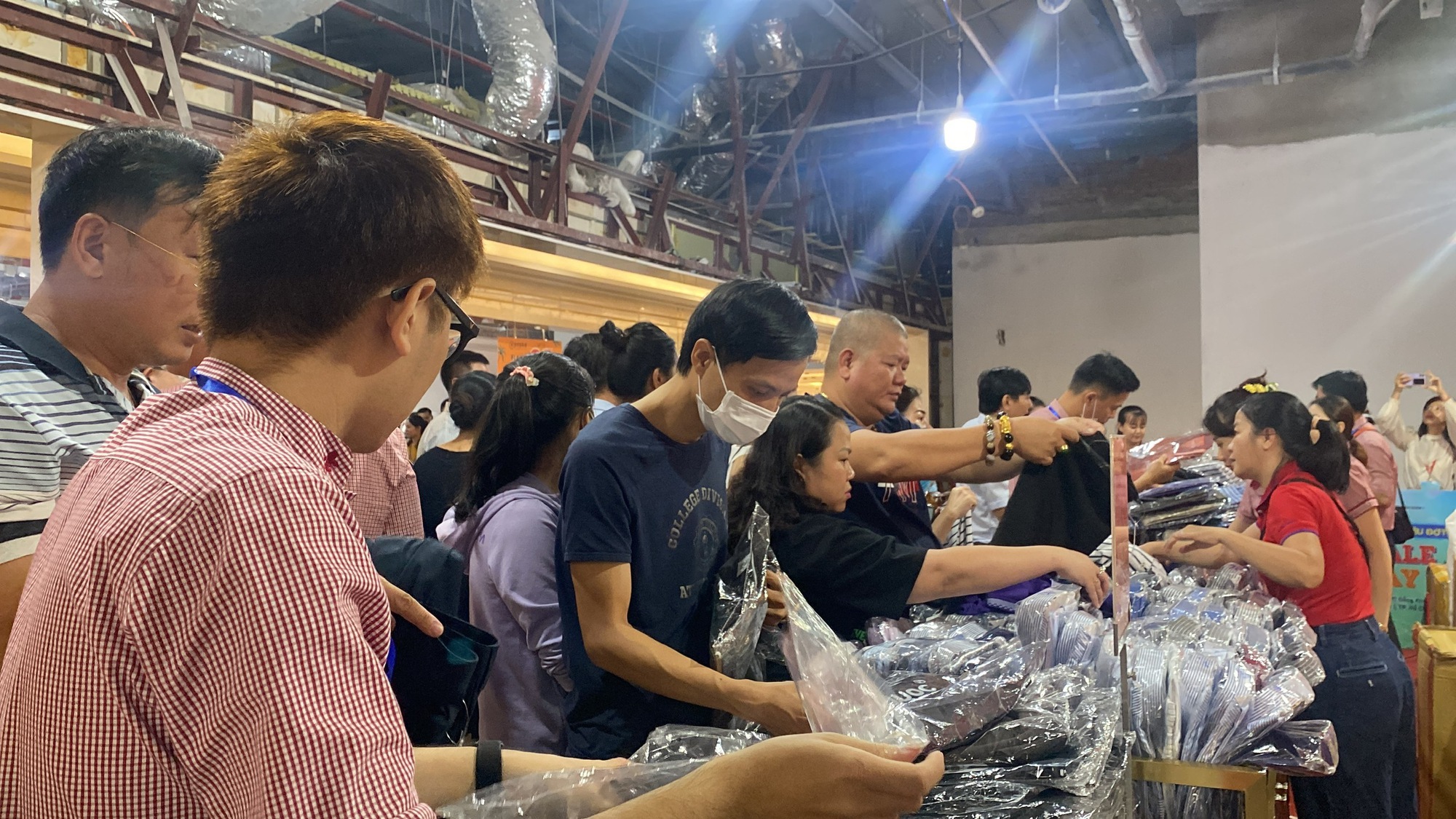 Chen ch&acirc;n mua h&agrave;ng hiệu giảm gi&aacute; đến 90% ở trung t&acirc;m TP HCM- Ảnh 3.