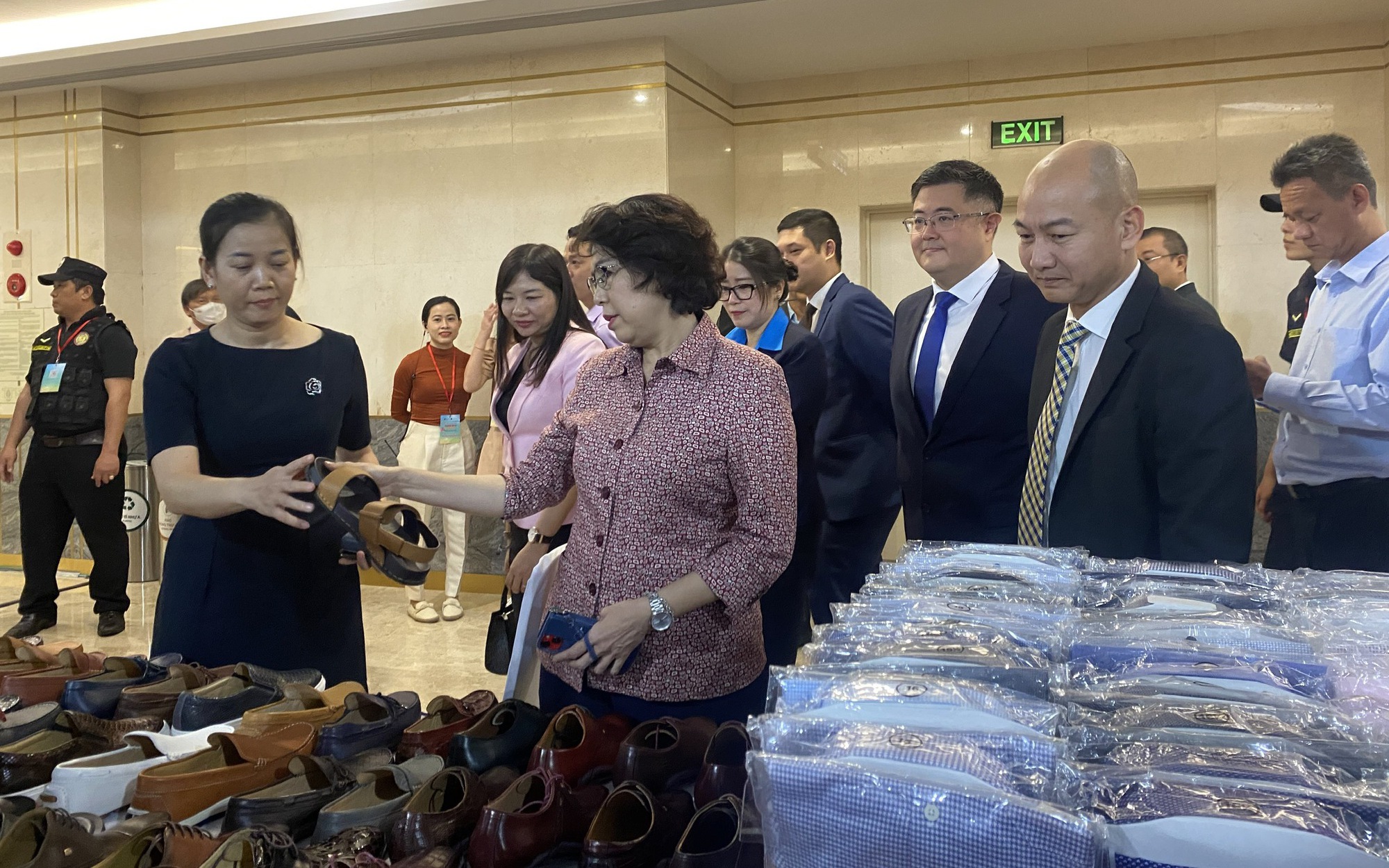 Chen chân mua hàng hiệu giảm giá đến 90% ở trung tâm TP HCM