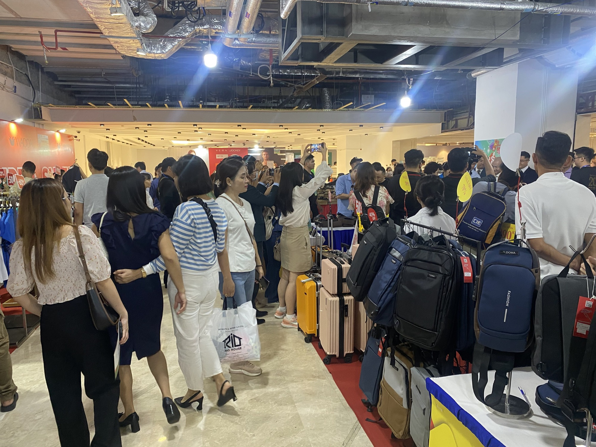Chen ch&acirc;n mua h&agrave;ng hiệu giảm gi&aacute; đến 90% ở trung t&acirc;m TP HCM- Ảnh 4.