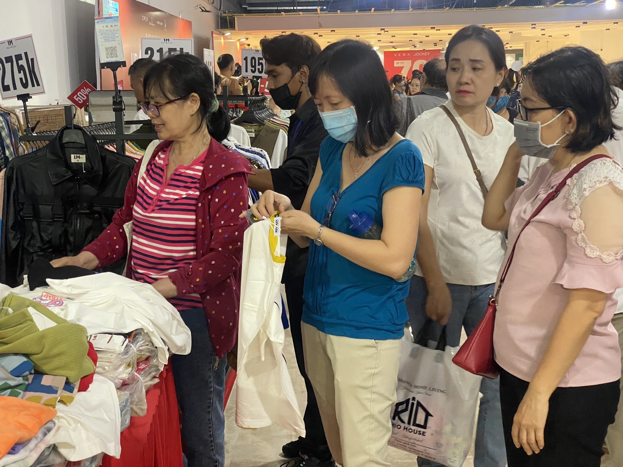 Chen ch&acirc;n mua h&agrave;ng hiệu giảm gi&aacute; đến 90% ở trung t&acirc;m TP HCM- Ảnh 5.