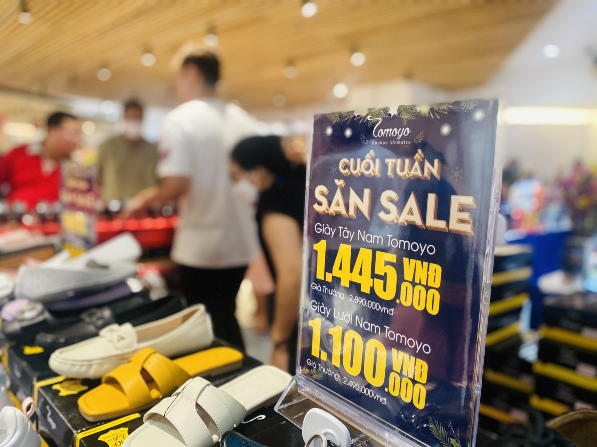 Chen ch&acirc;n mua h&agrave;ng hiệu giảm gi&aacute; đến 90% ở trung t&acirc;m TP HCM- Ảnh 7.
