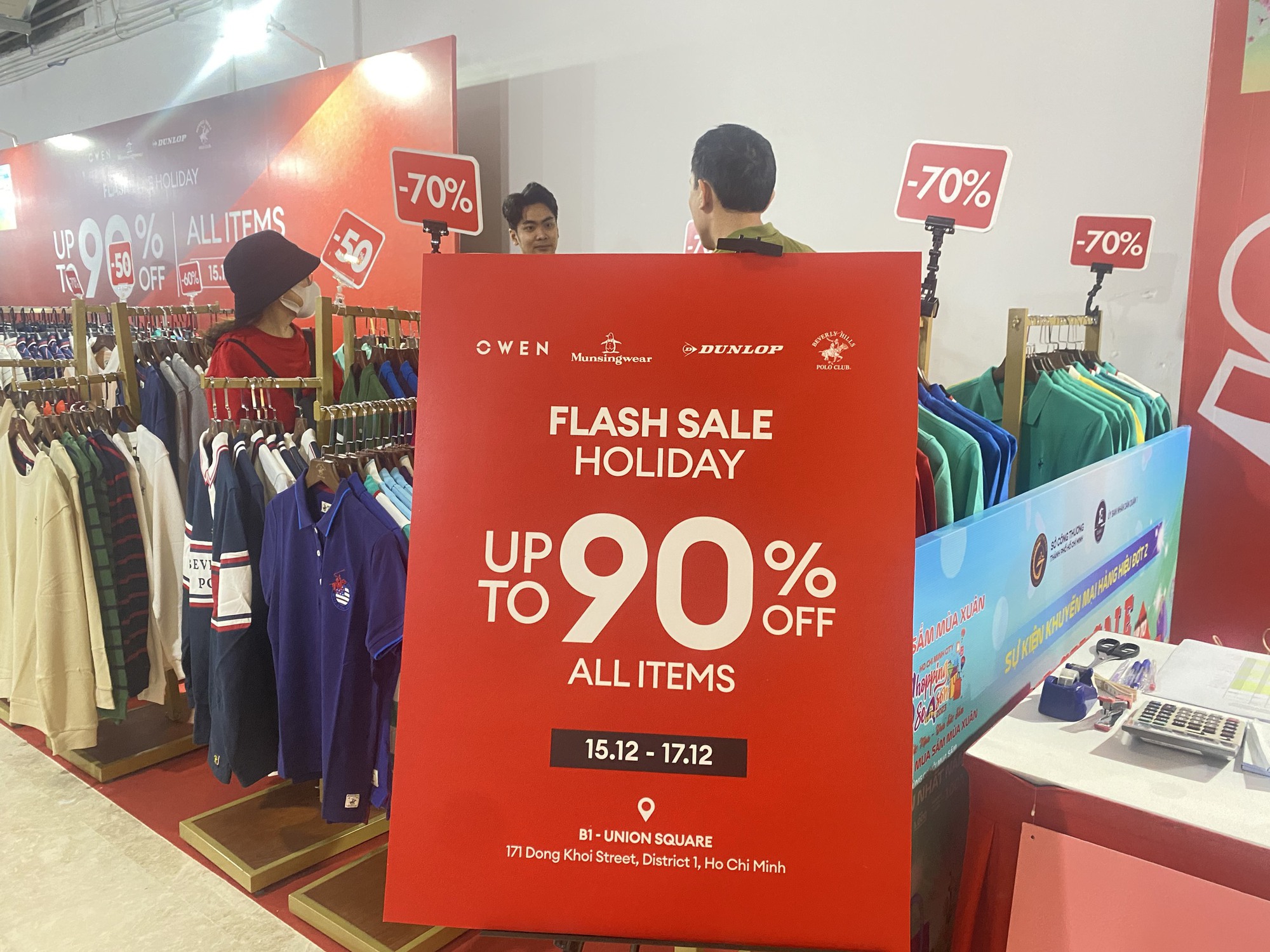 Chen ch&acirc;n mua h&agrave;ng hiệu giảm gi&aacute; đến 90% ở trung t&acirc;m TP HCM- Ảnh 9.