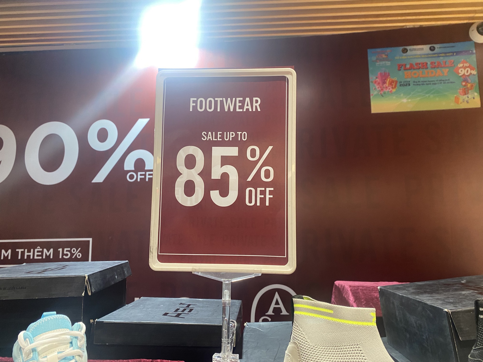 Chen ch&acirc;n mua h&agrave;ng hiệu giảm gi&aacute; đến 90% ở trung t&acirc;m TP HCM- Ảnh 6.