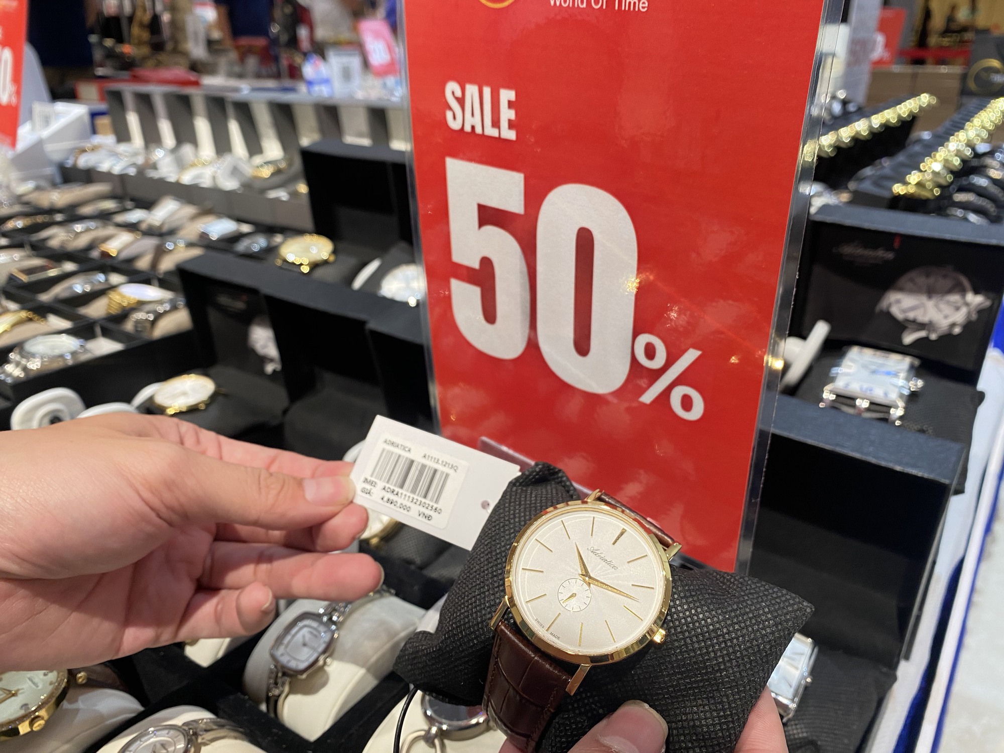 Chen ch&acirc;n mua h&agrave;ng hiệu giảm gi&aacute; đến 90% ở trung t&acirc;m TP HCM- Ảnh 8.