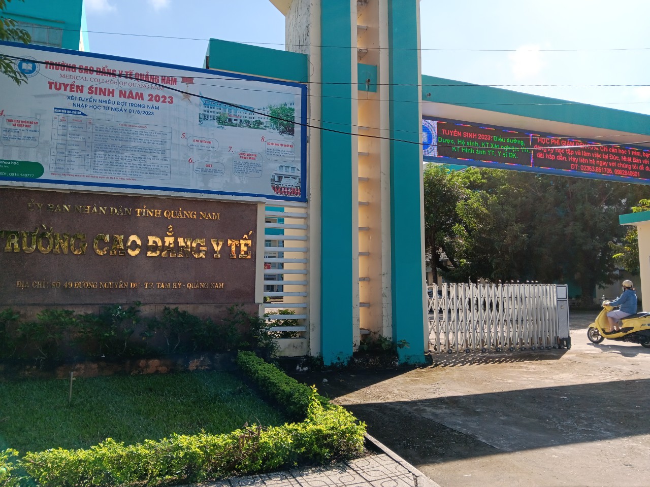 C&aacute;n bộ, giảng vi&ecirc;n ở Quảng Nam ngừng việc tập thể đi l&agrave;m lại, tiếp tục chờ lương- Ảnh 1.
