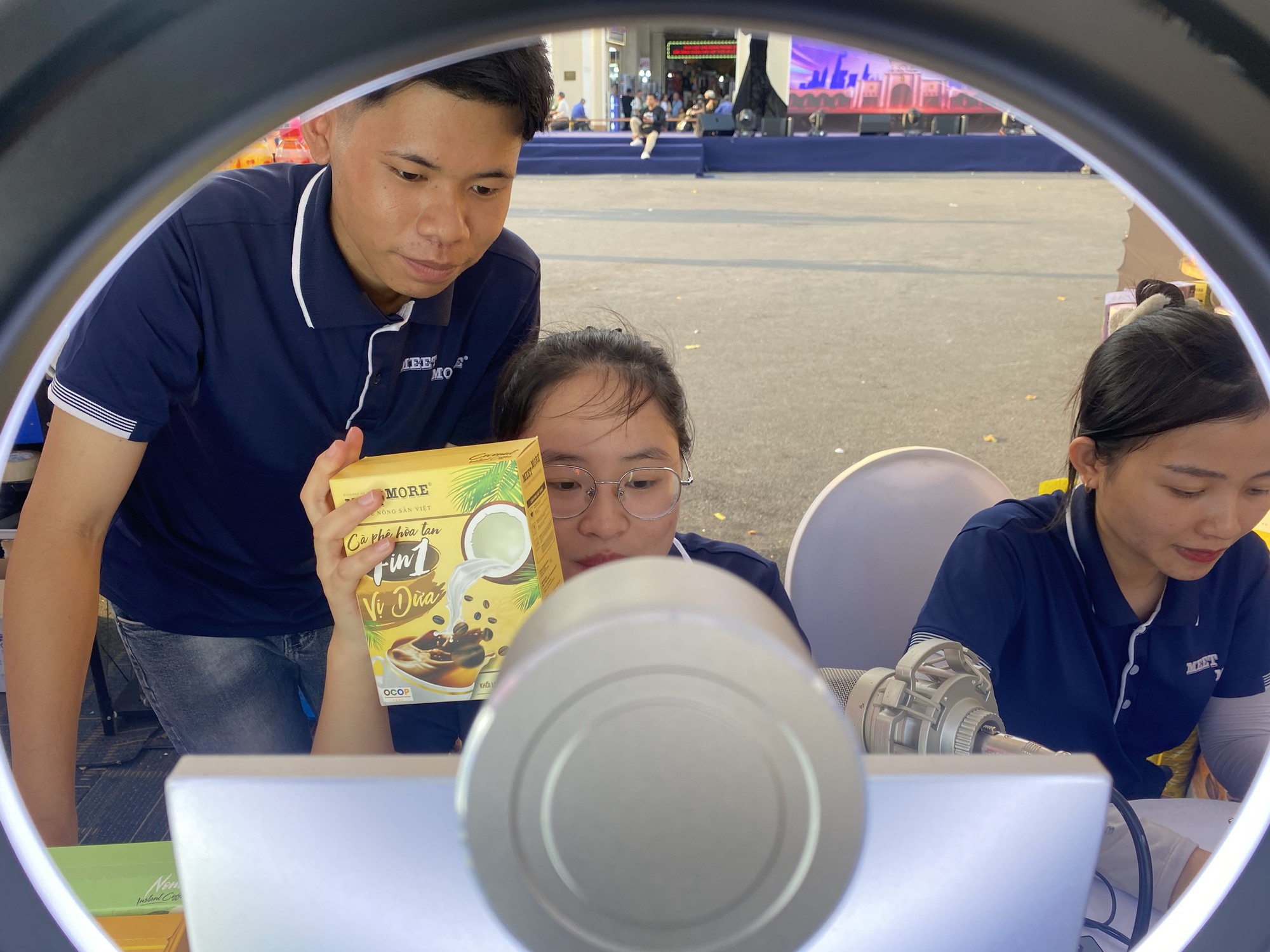 Tiểu thương chợ Bến Thành livestream: Trên 100 đơn đặt hàng- Ảnh 2.