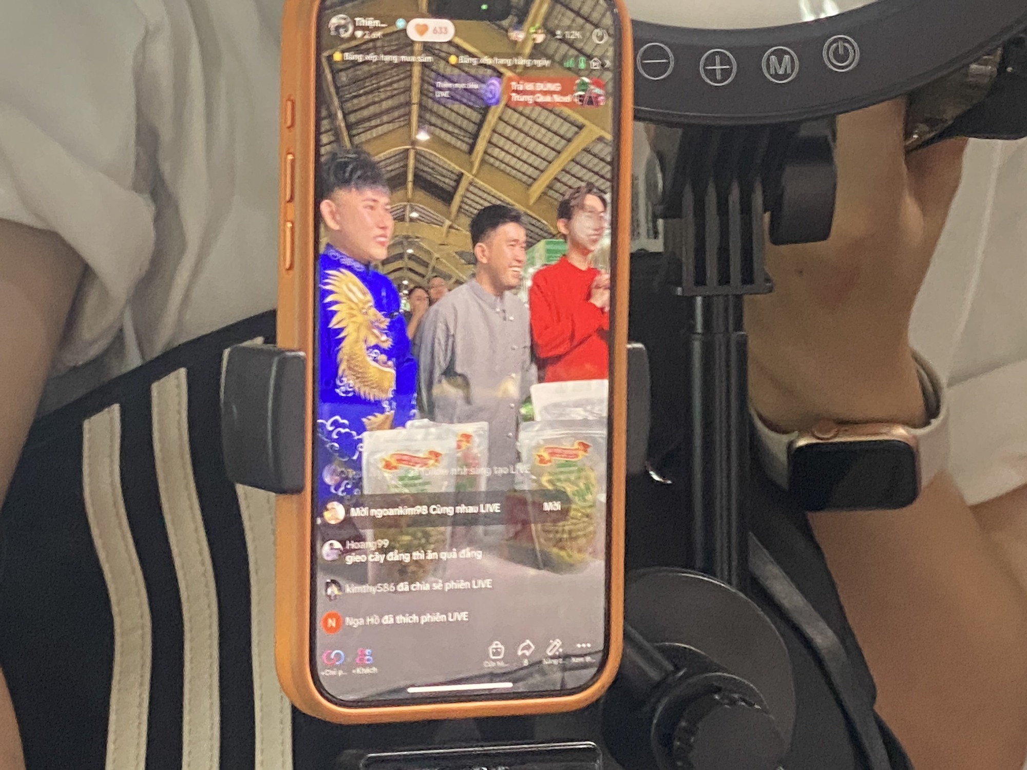 Tiểu thương chợ Bến Thành livestream: Trên 100 đơn đặt hàng- Ảnh 4.