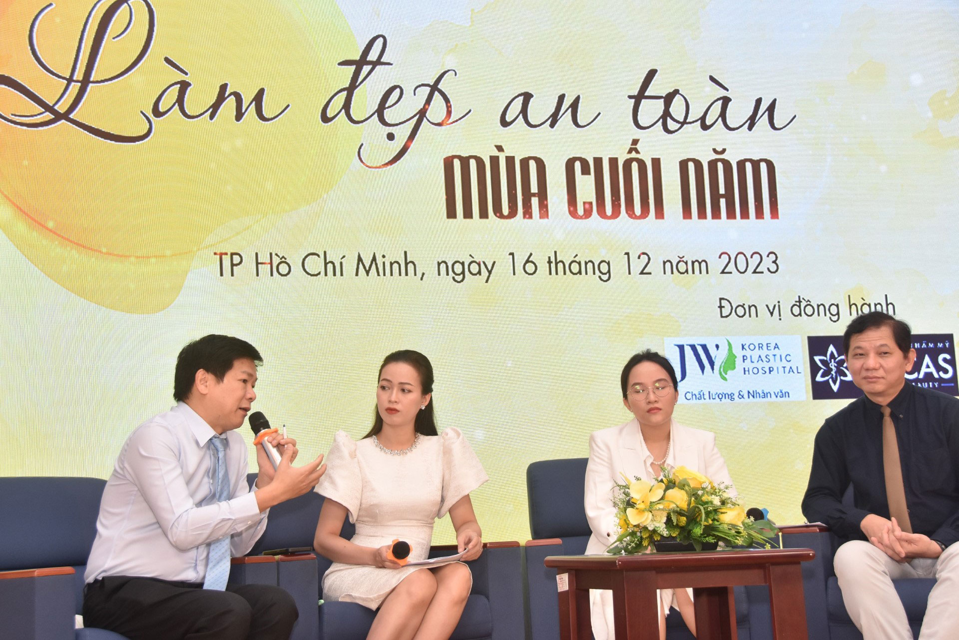 Các bác sĩ tư vấn về làm đẹp Ảnh: TẤN THẠNH