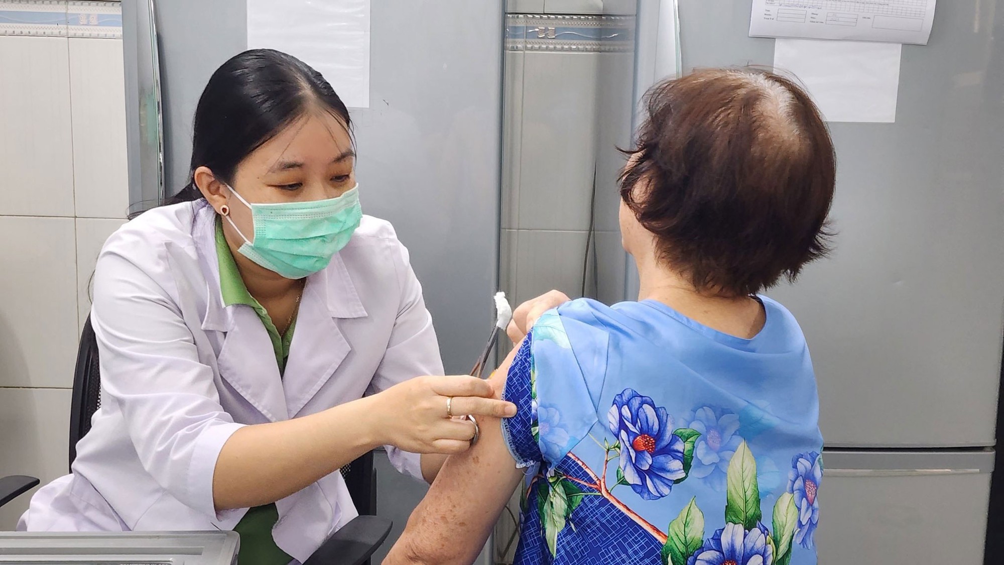 Người cao tuổi vẫn n&ecirc;n ti&ecirc;m vắc-xin ngừa bệnh- Ảnh 1.