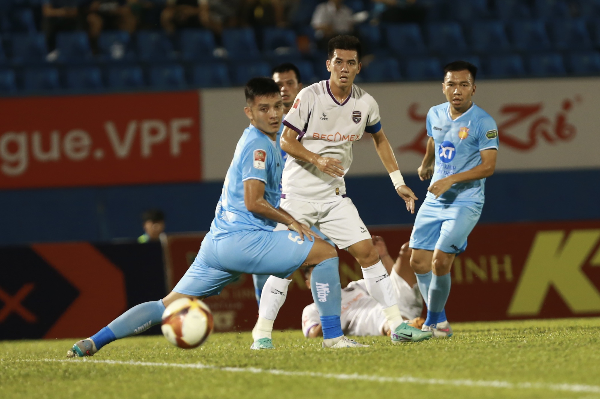 Tiến Linh lại nỗ s&uacute;ng, gi&uacute;p B&igrave;nh Dương ngược d&ograve;ng l&ecirc;n đầu bảng V-League 2023- Ảnh 1.